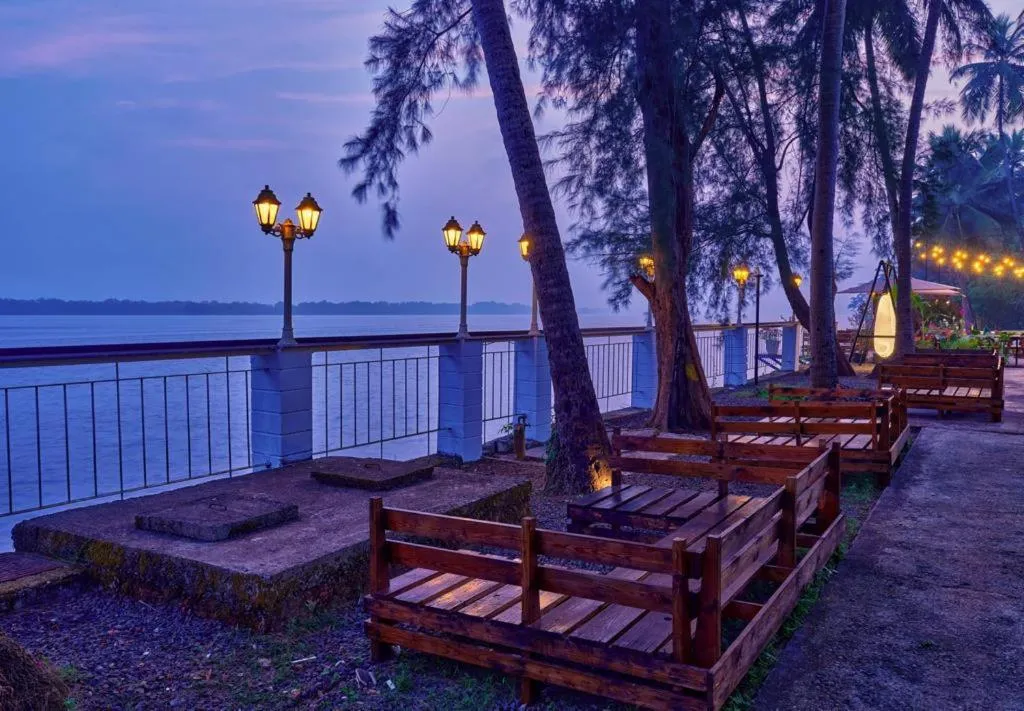 Blu Missel By The River