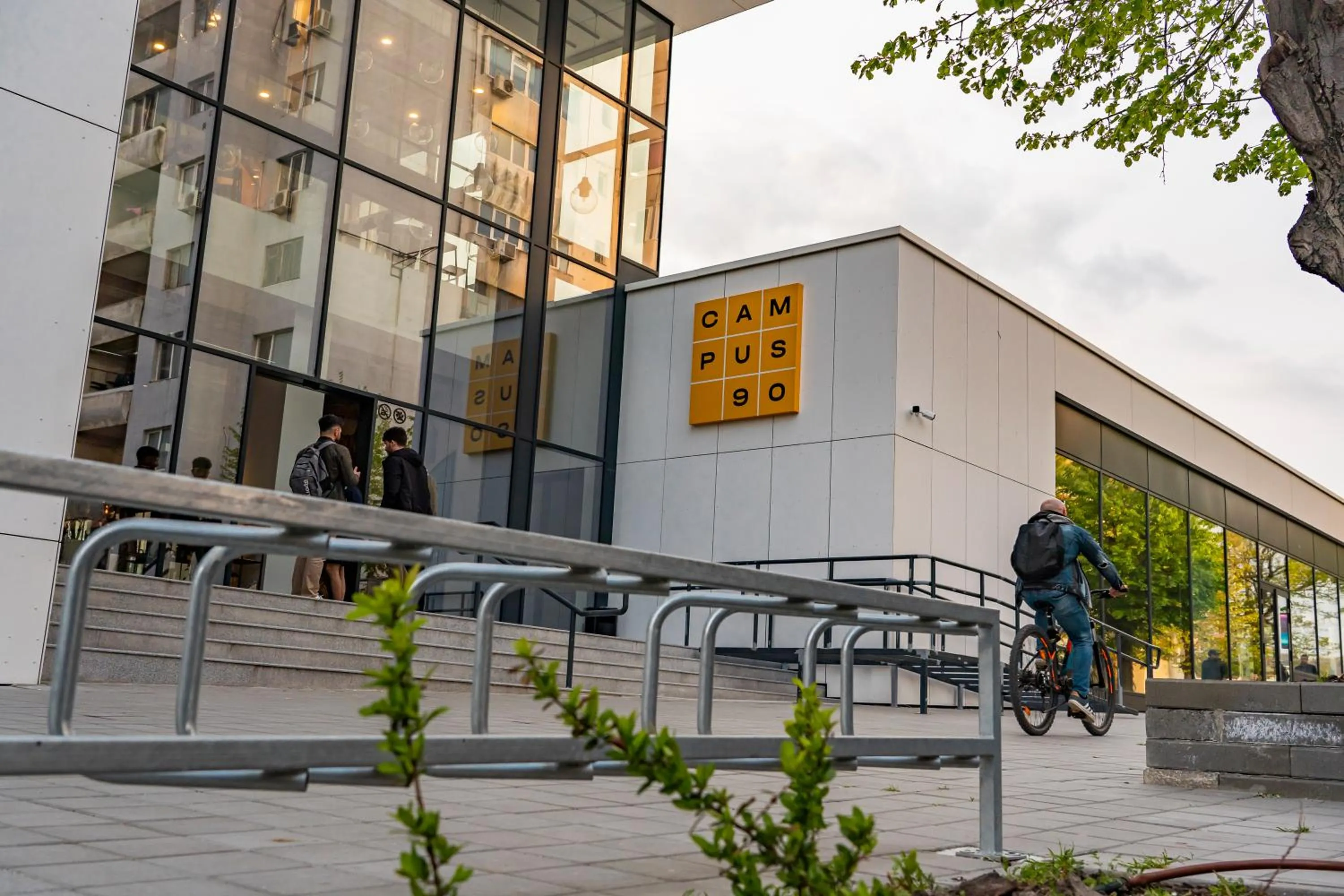 Property building in Hotel Campus 90 - Free Parking