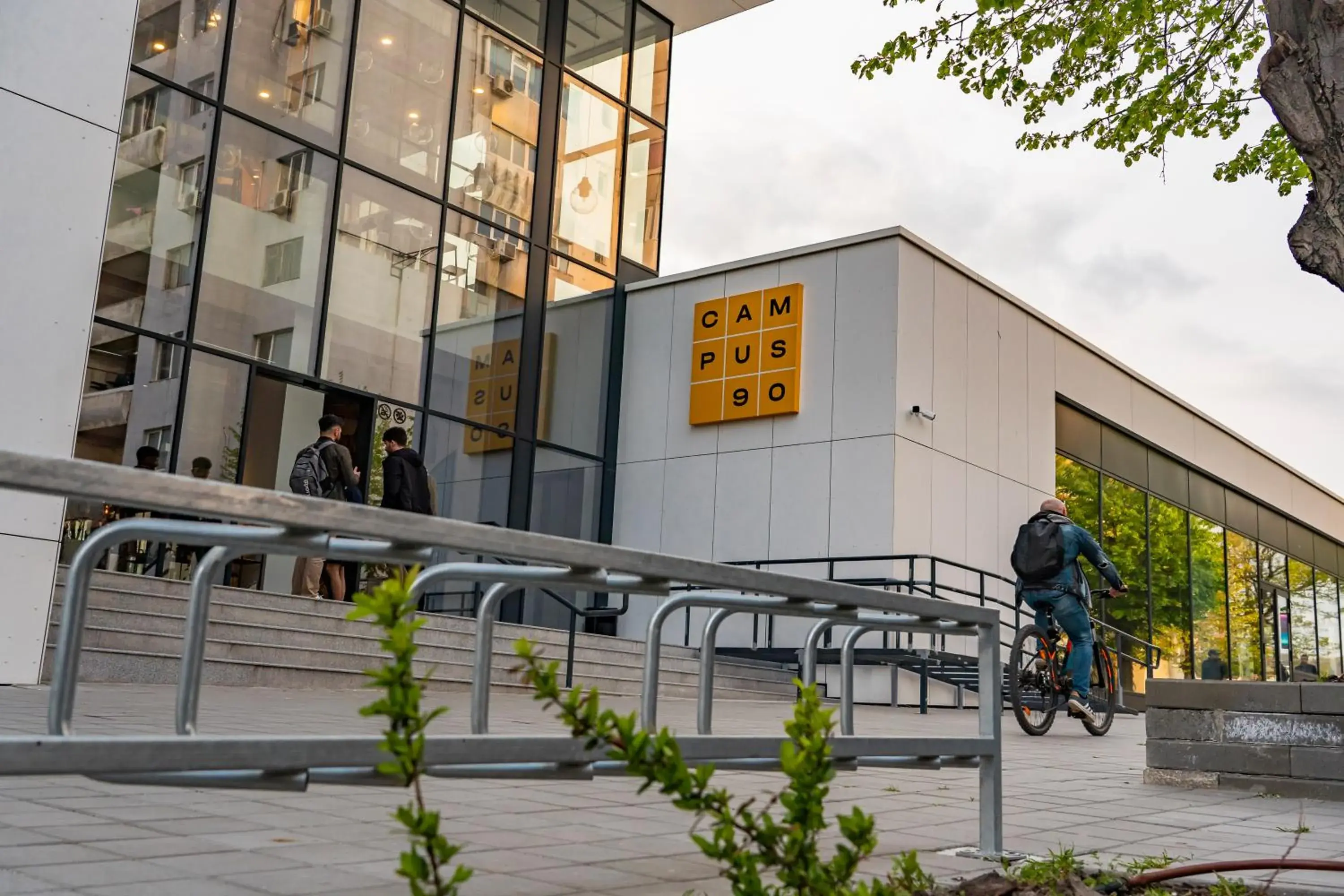 Property building in Hotel Campus 90 - Free Parking Property building in Hotel Campus 90 - Free Parking