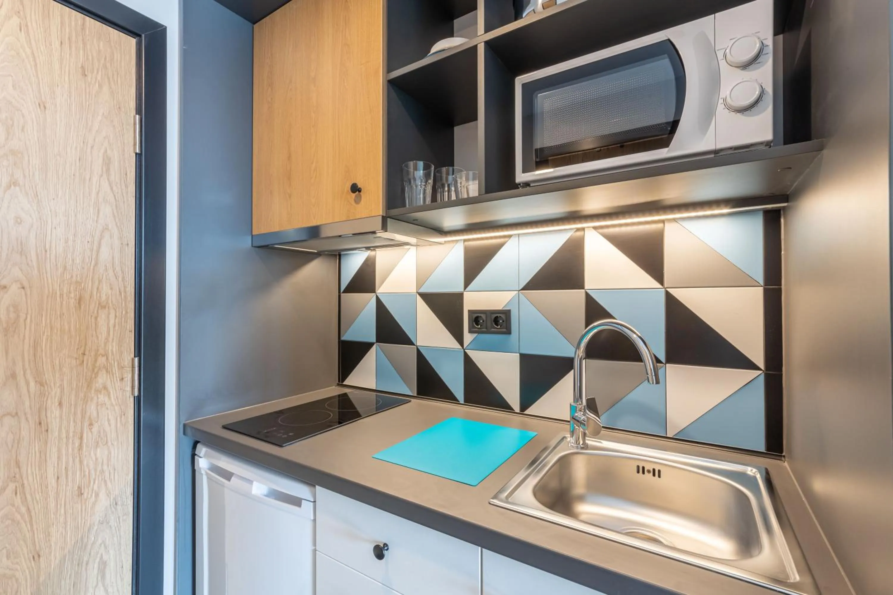 Kitchen or kitchenette in Hotel Campus 90 - Free Parking