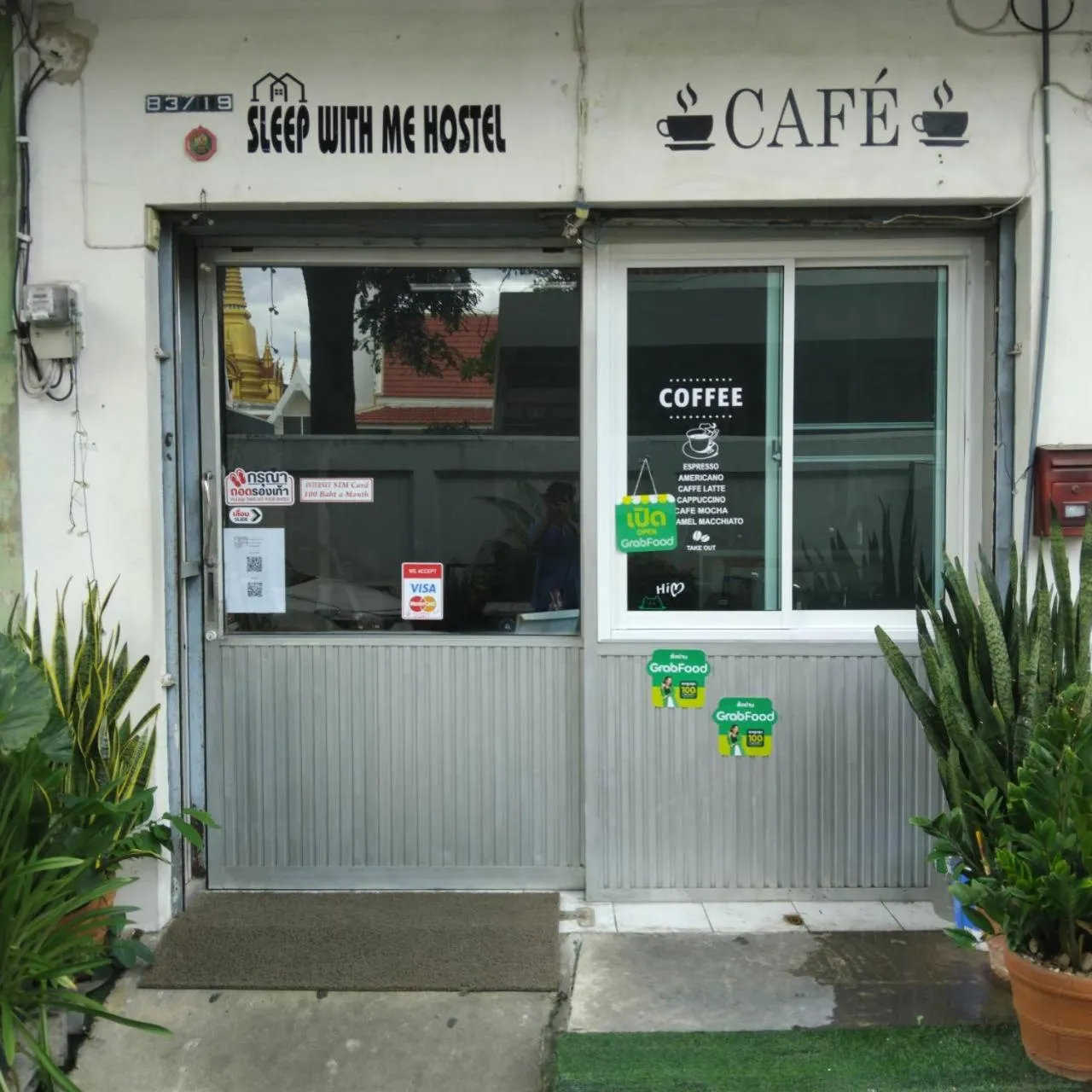 Facade/entrance in amazing khaosan hostel