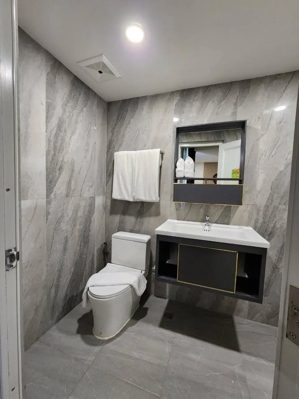 Toilet in iCheck inn Darisa Patong