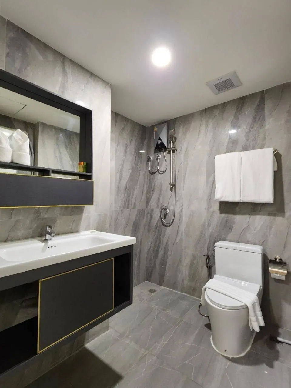 Shower in iCheck inn Darisa Patong