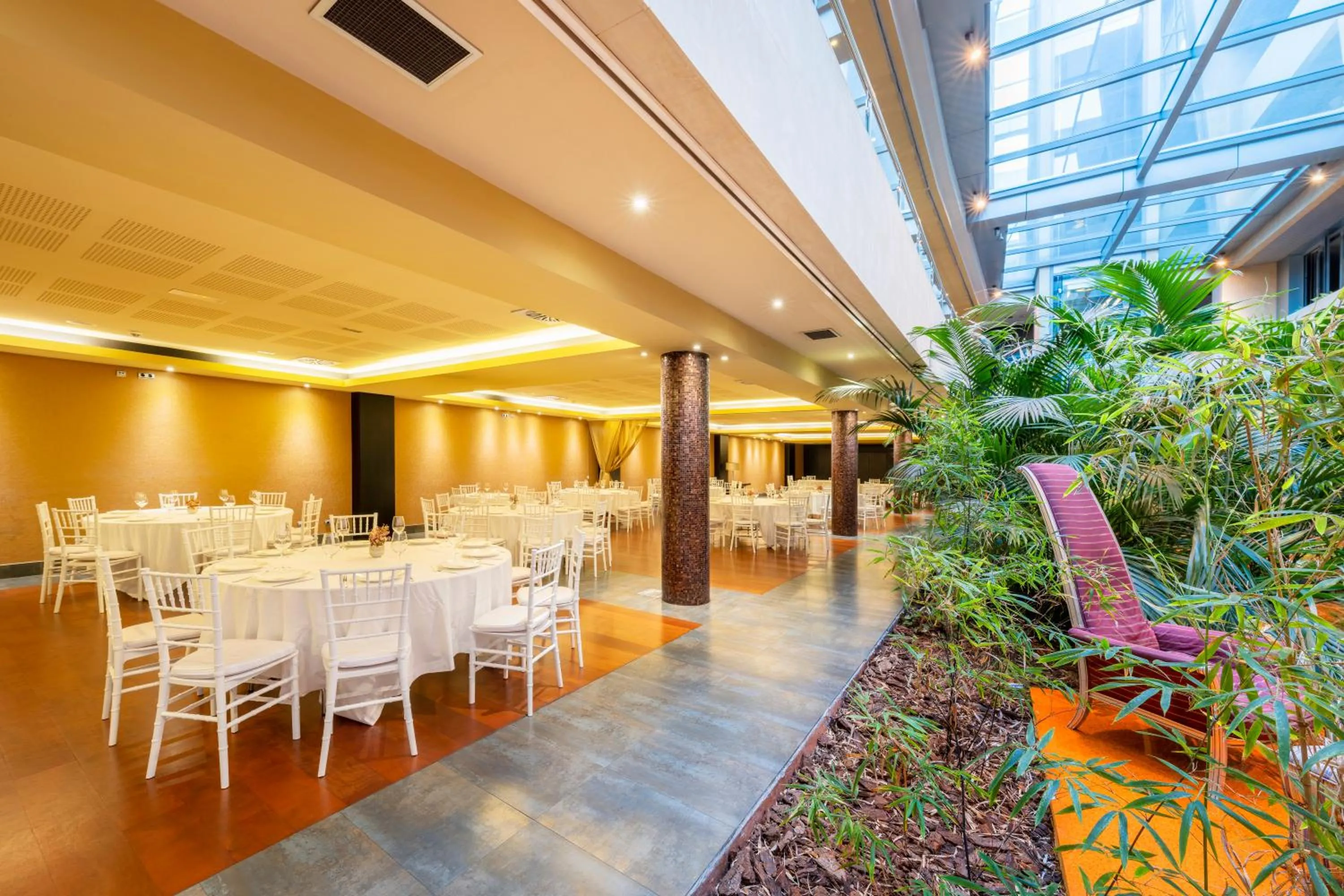 Restaurant/places to eat in Iberik Santo Domingo Plaza Hotel