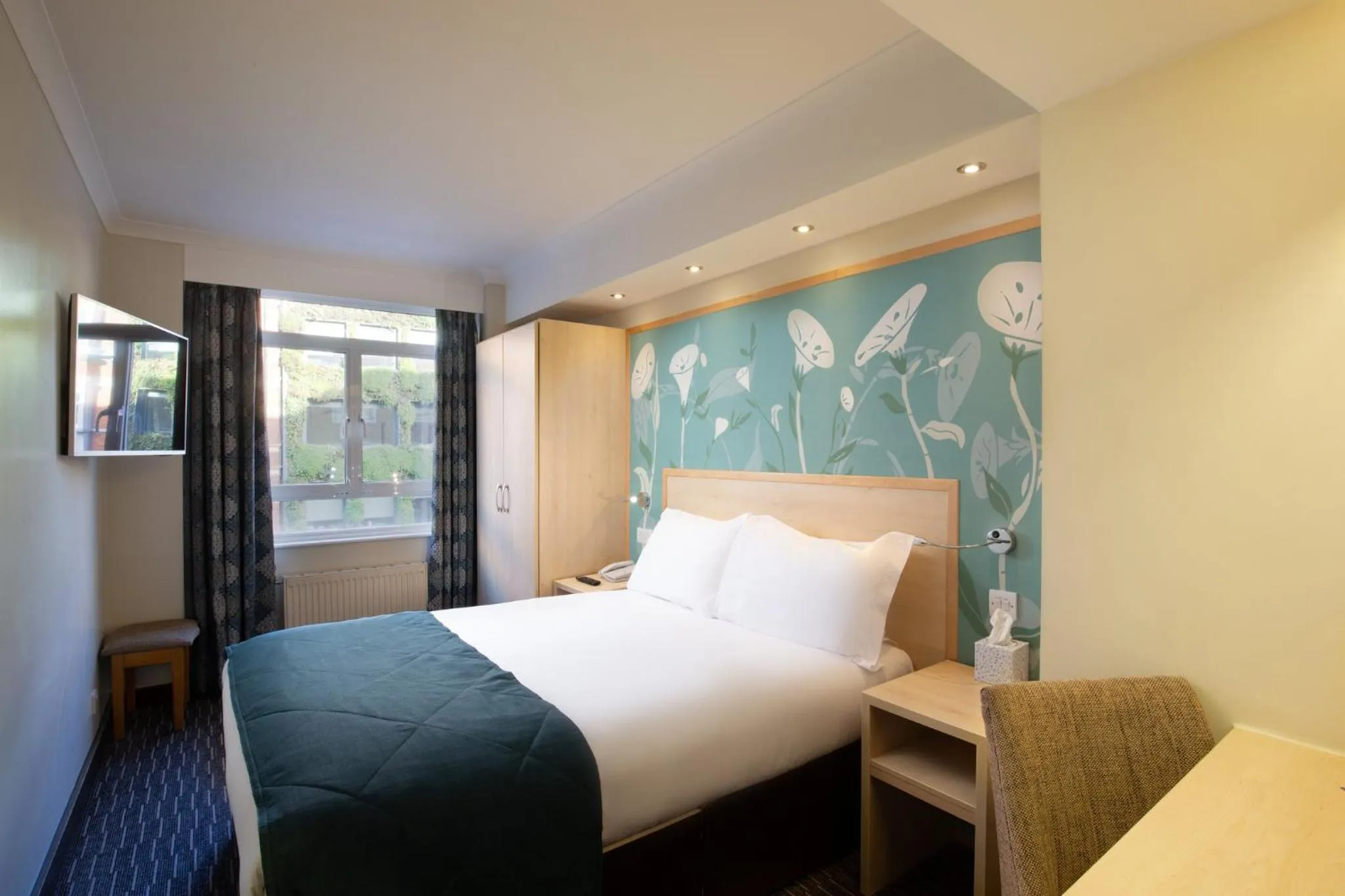 Photo of the whole room, Bed in Bedford Hotel