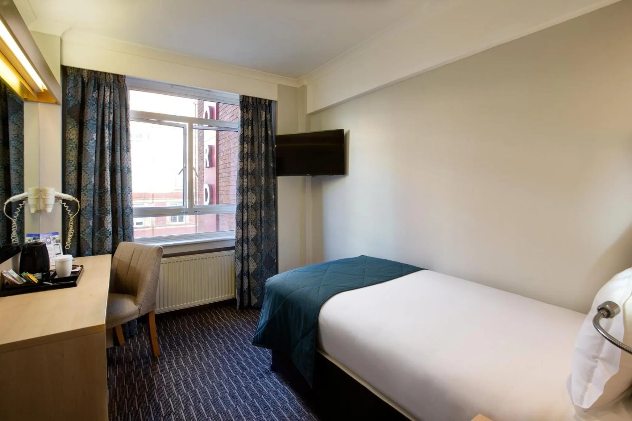 Photo of the whole room, Bed in Bedford Hotel