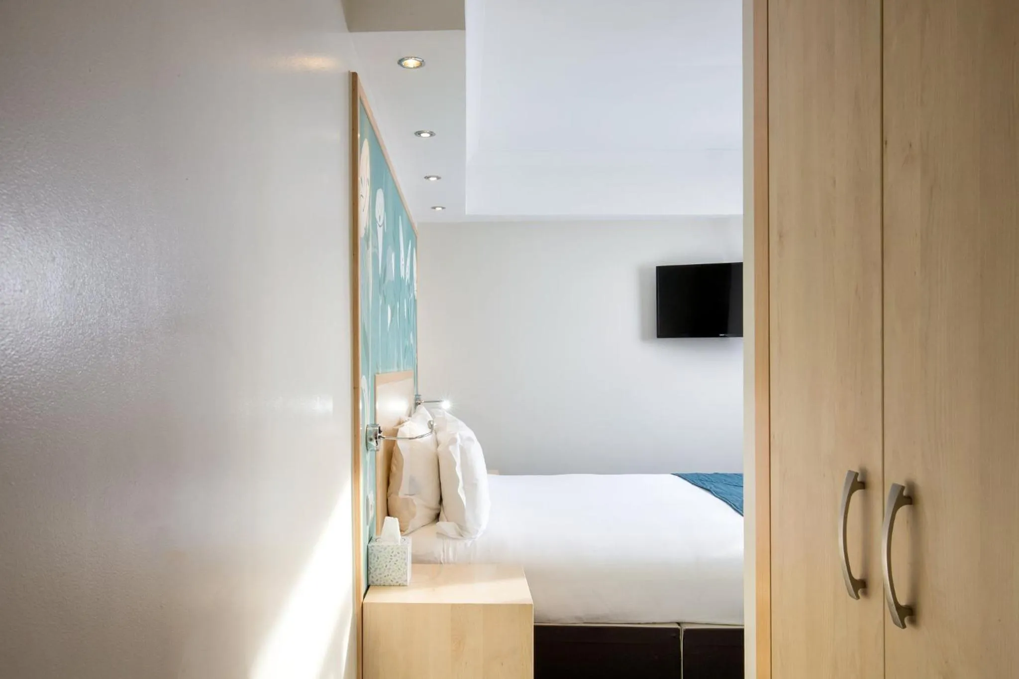 Photo of the whole room, Bed in Bedford Hotel