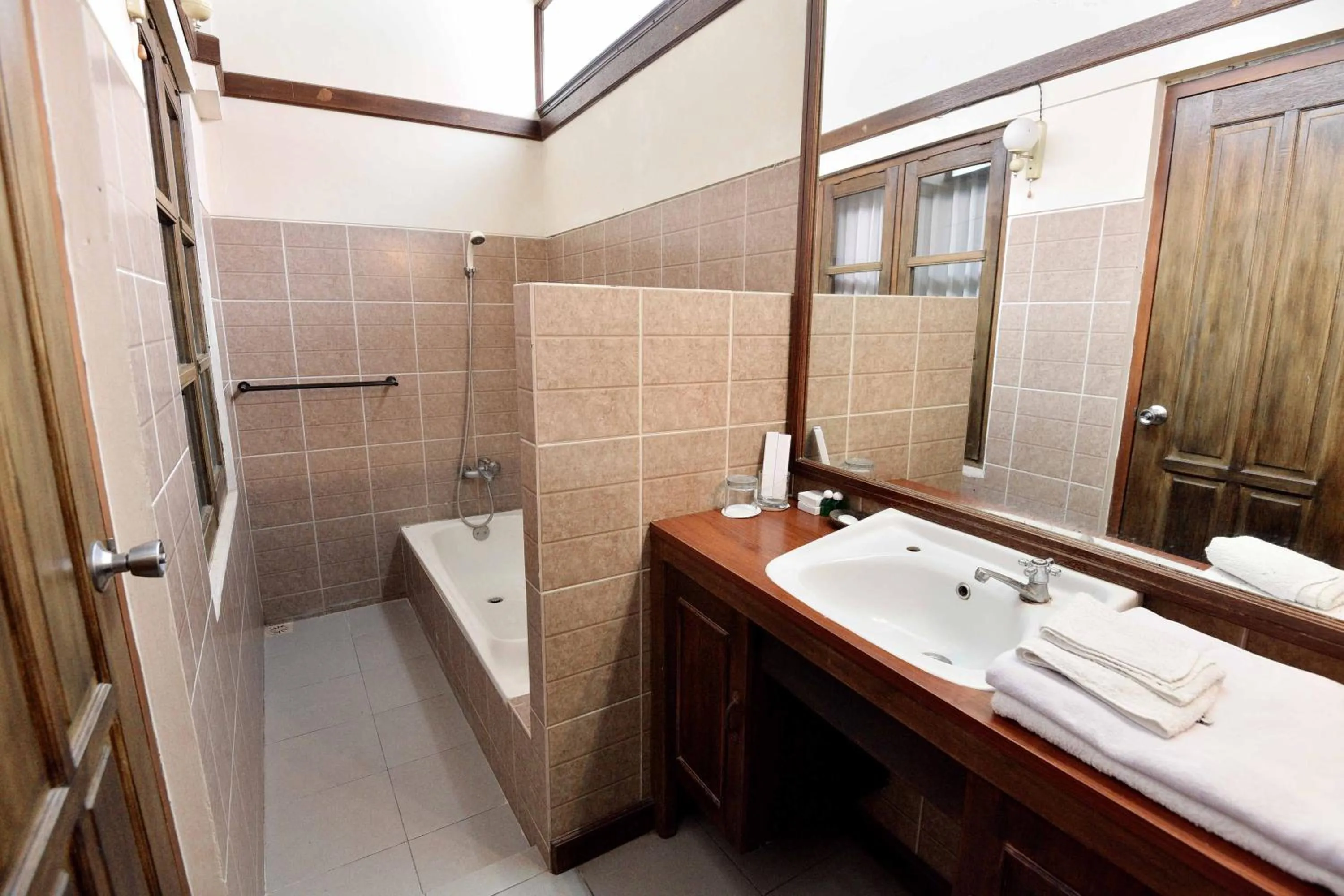 Bathroom in Ndalem Maharani Guest House