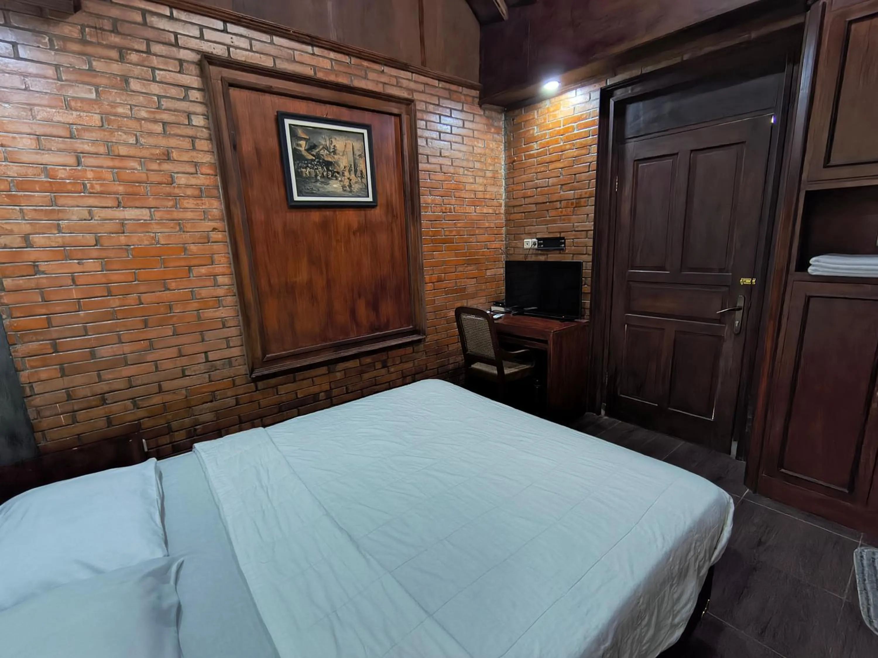 Bed in Ndalem Maharani Guest House