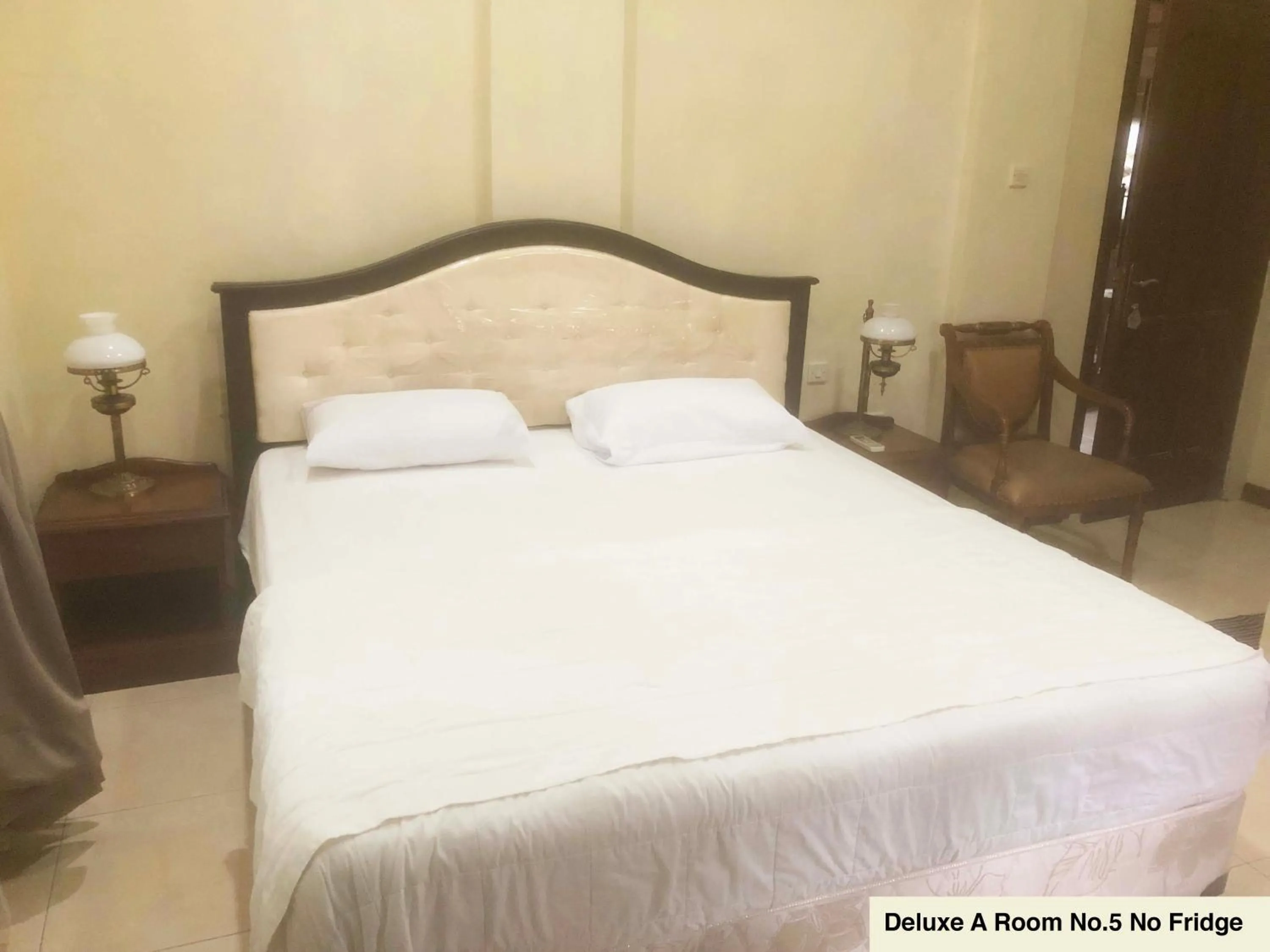 Bed in Ndalem Maharani Guest House