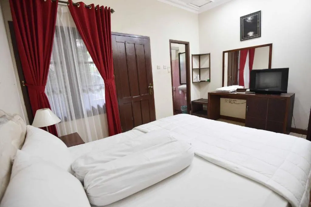 Bed in Ndalem Maharani Guest House