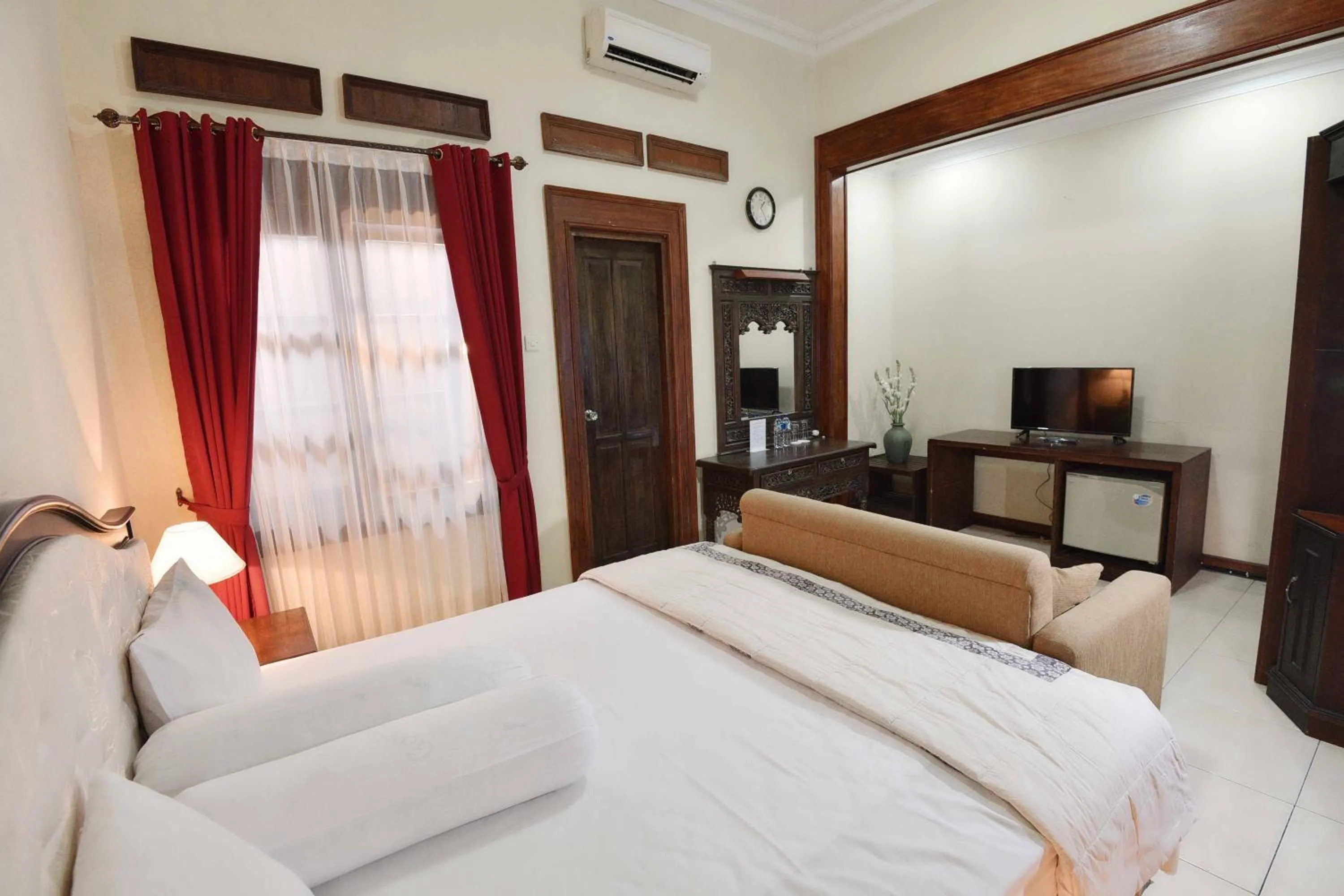 Bedroom, Bed in Ndalem Maharani Guest House