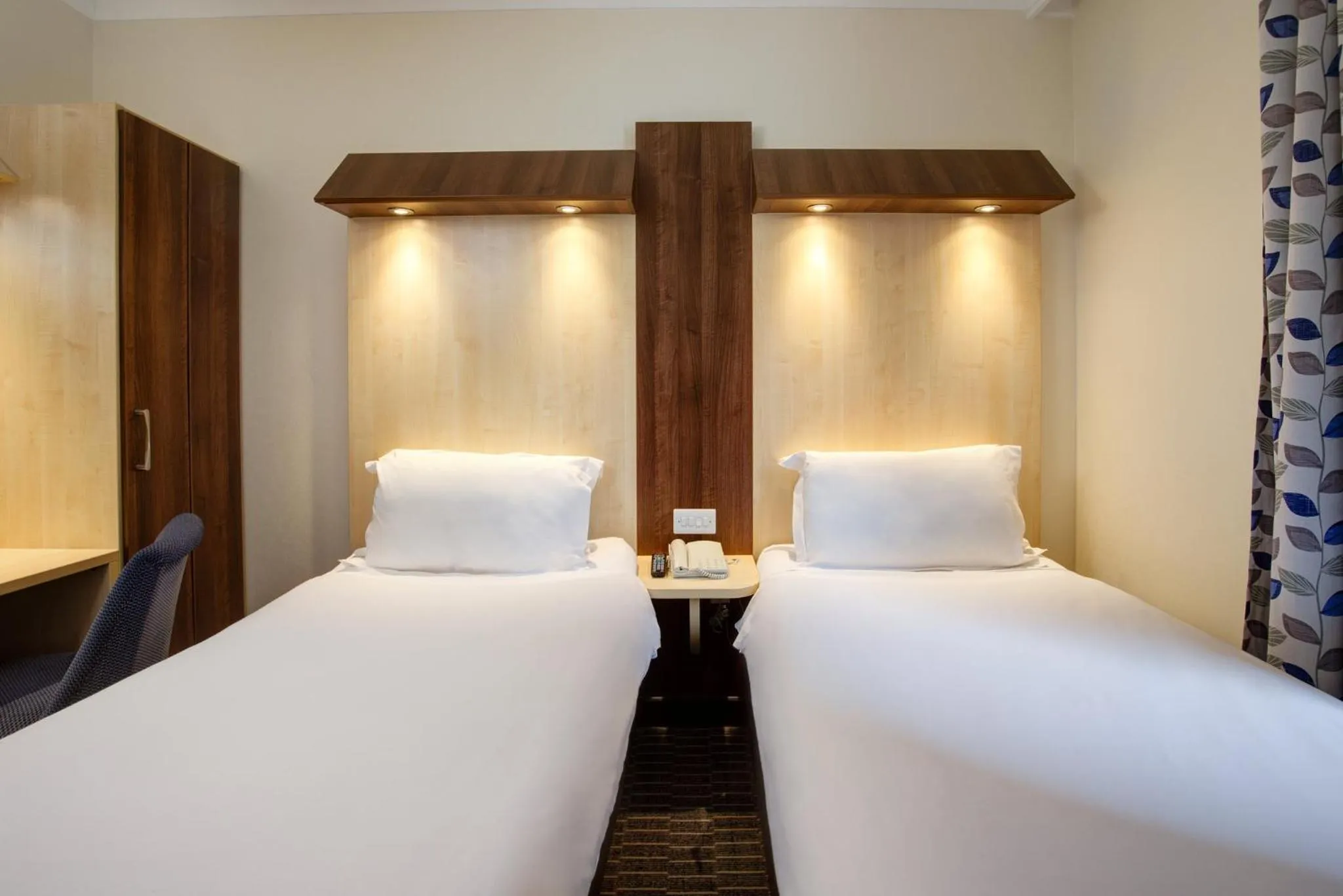 Photo of the whole room, Bed in Royal National Hotel