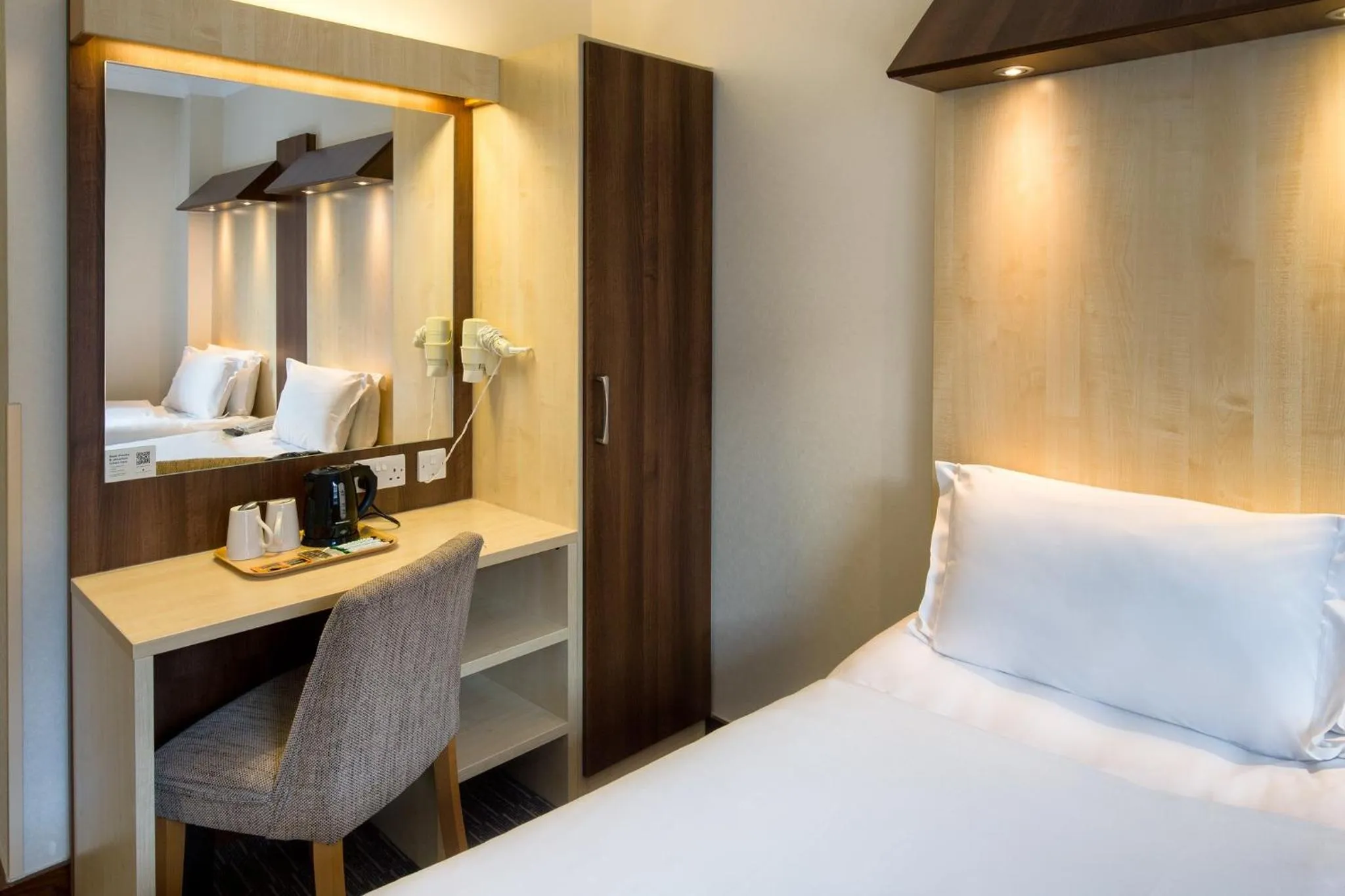 Photo of the whole room, Bed in Royal National Hotel