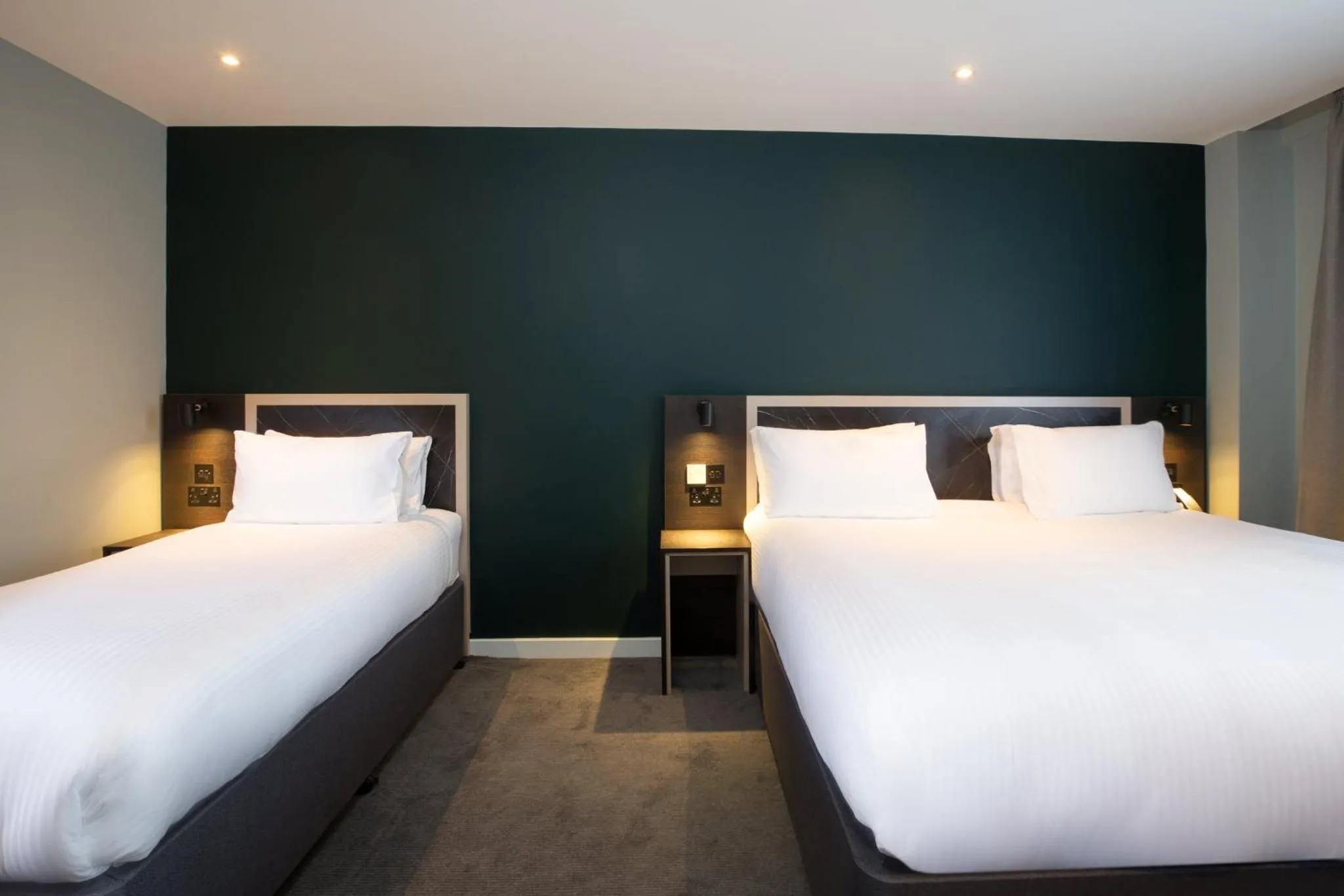 Bedroom, Bed in Royal National Hotel