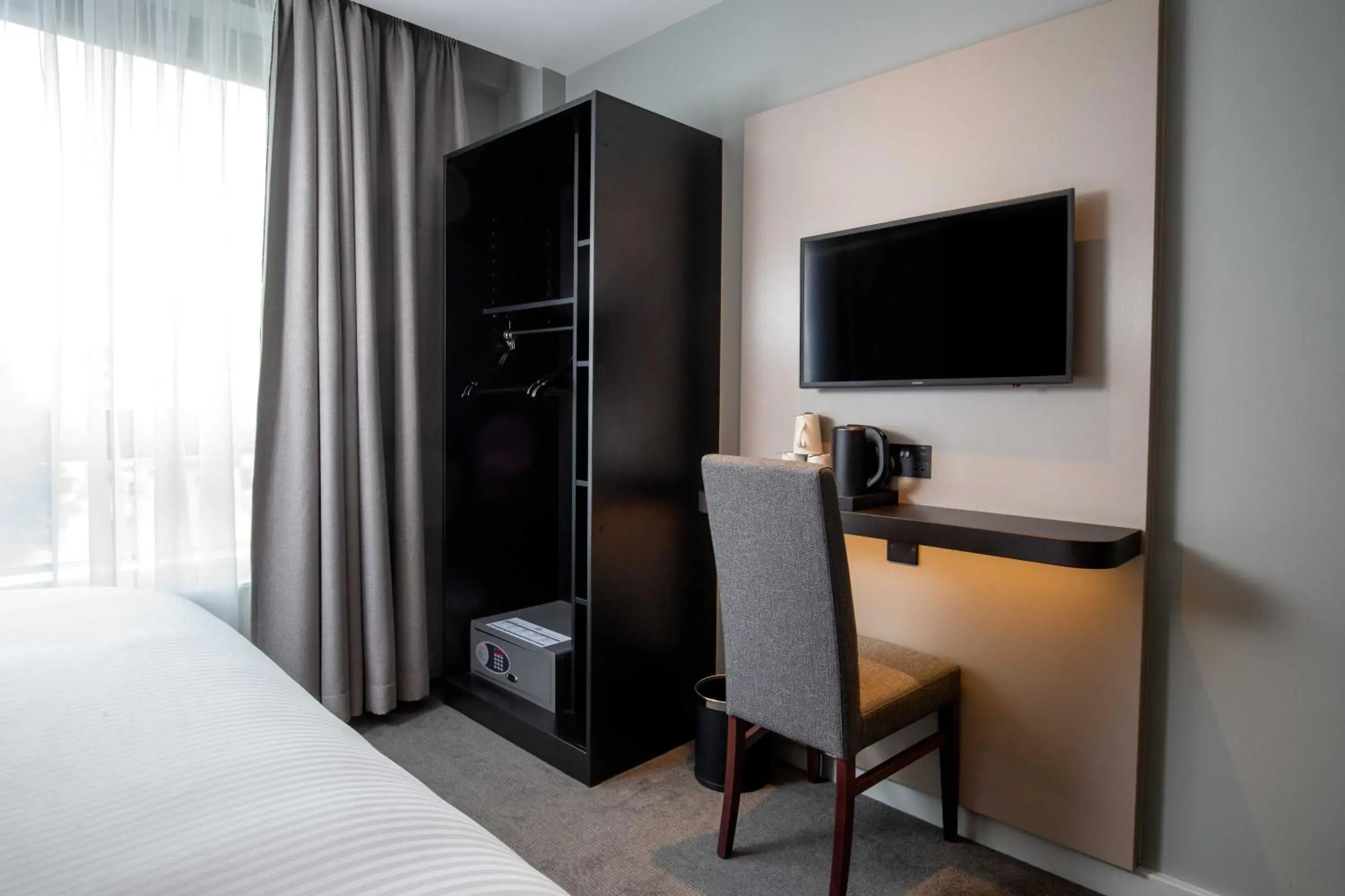 TV and multimedia, Bed in Royal National Hotel TV and multimedia, Bed in Royal National Hotel