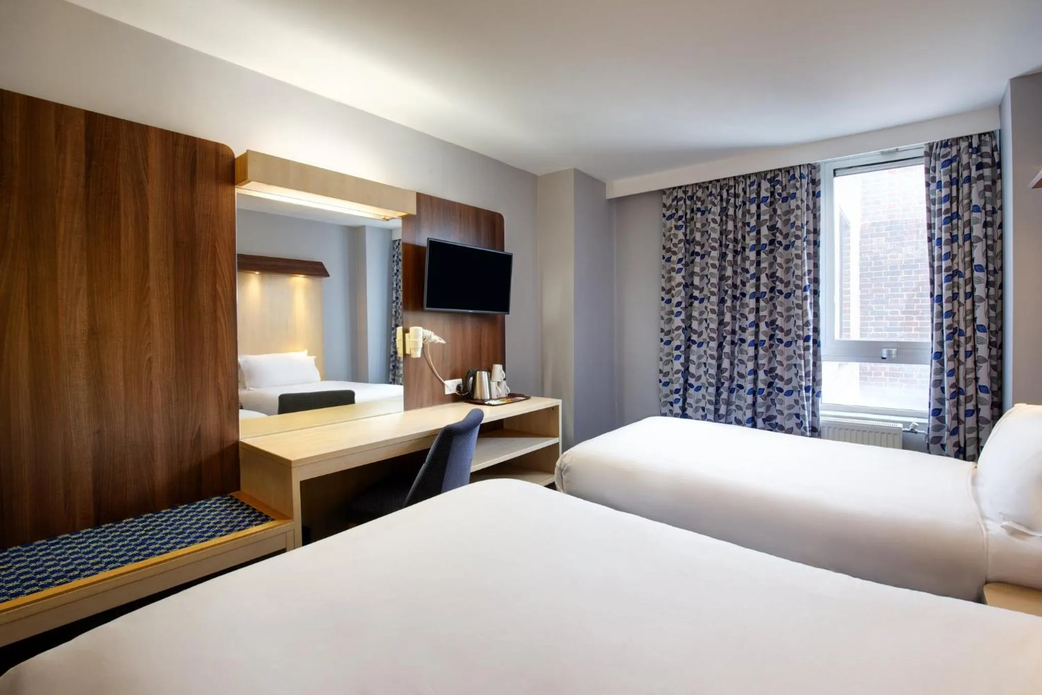 Photo of the whole room, Bed in Royal National Hotel