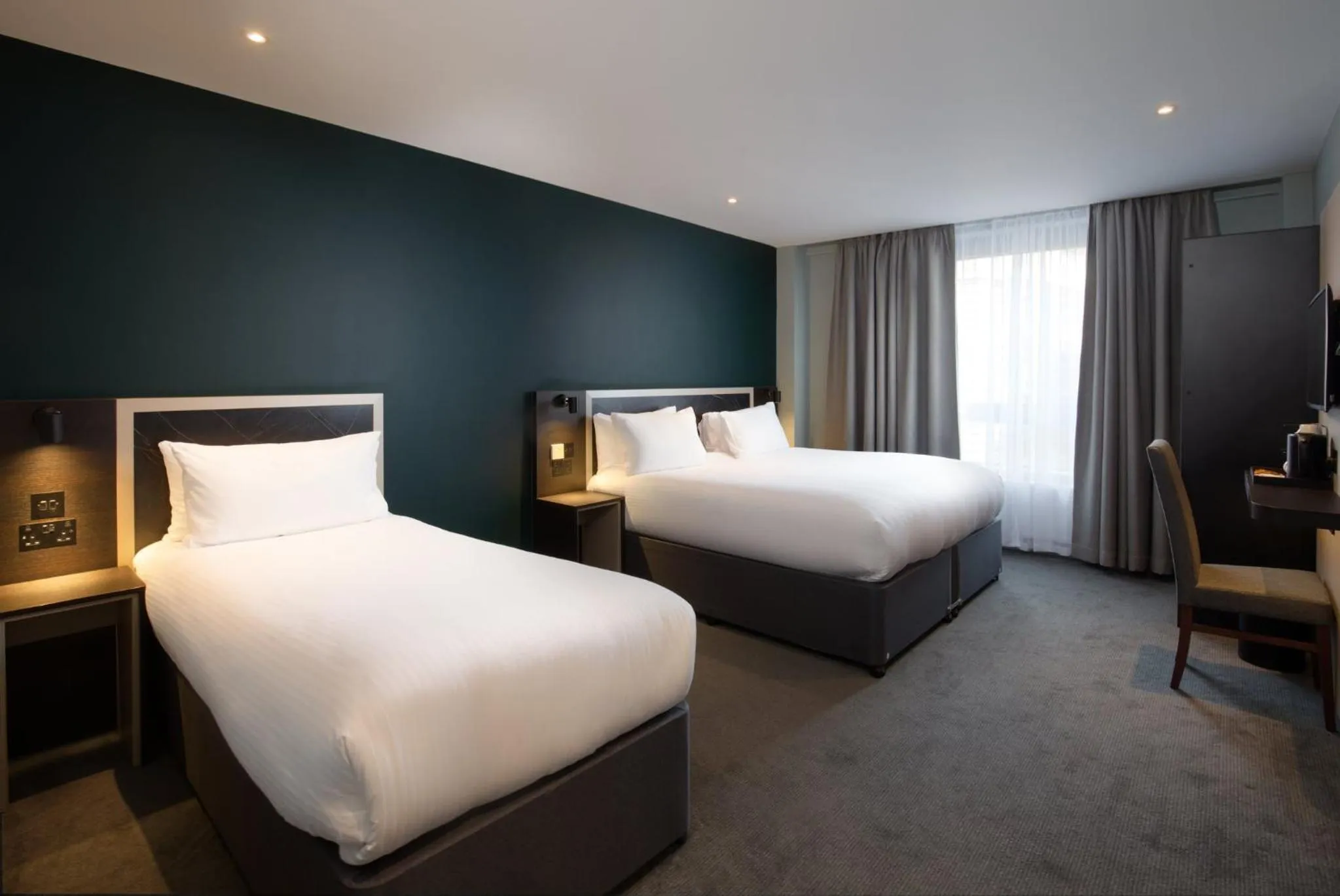 Bedroom, Bed in Royal National Hotel