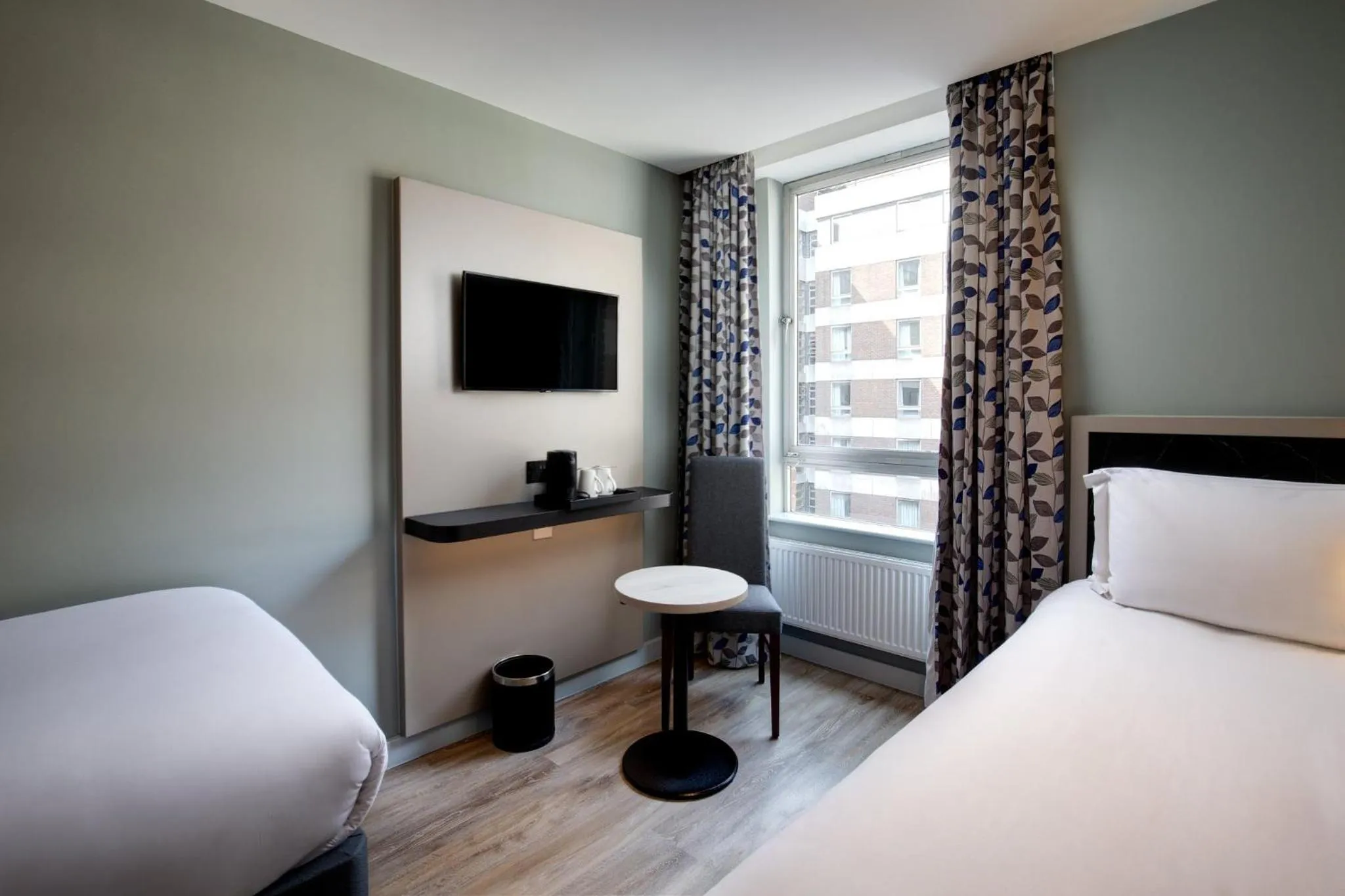 Photo of the whole room, Bed in Royal National Hotel