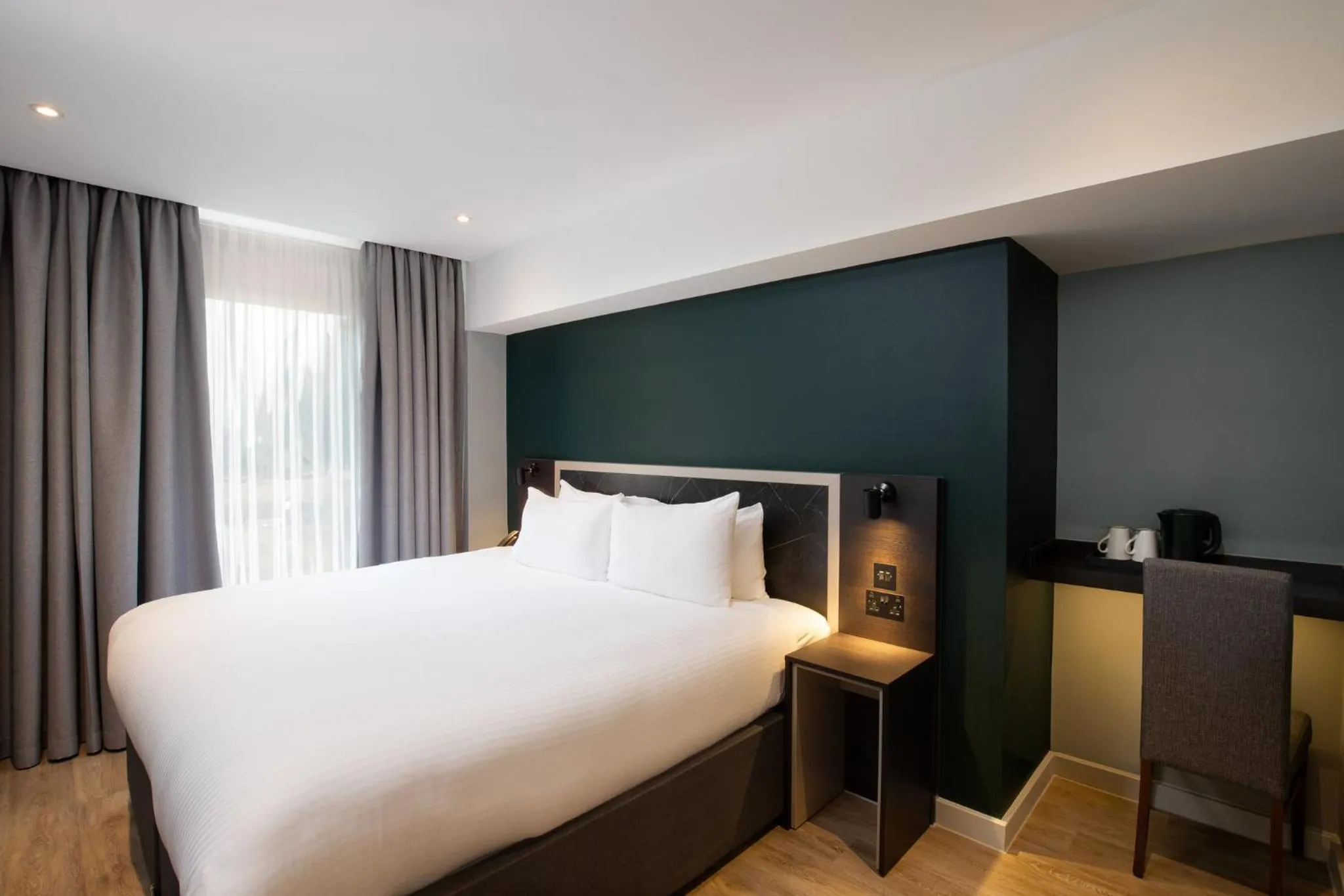 Photo of the whole room, Bed in Royal National Hotel