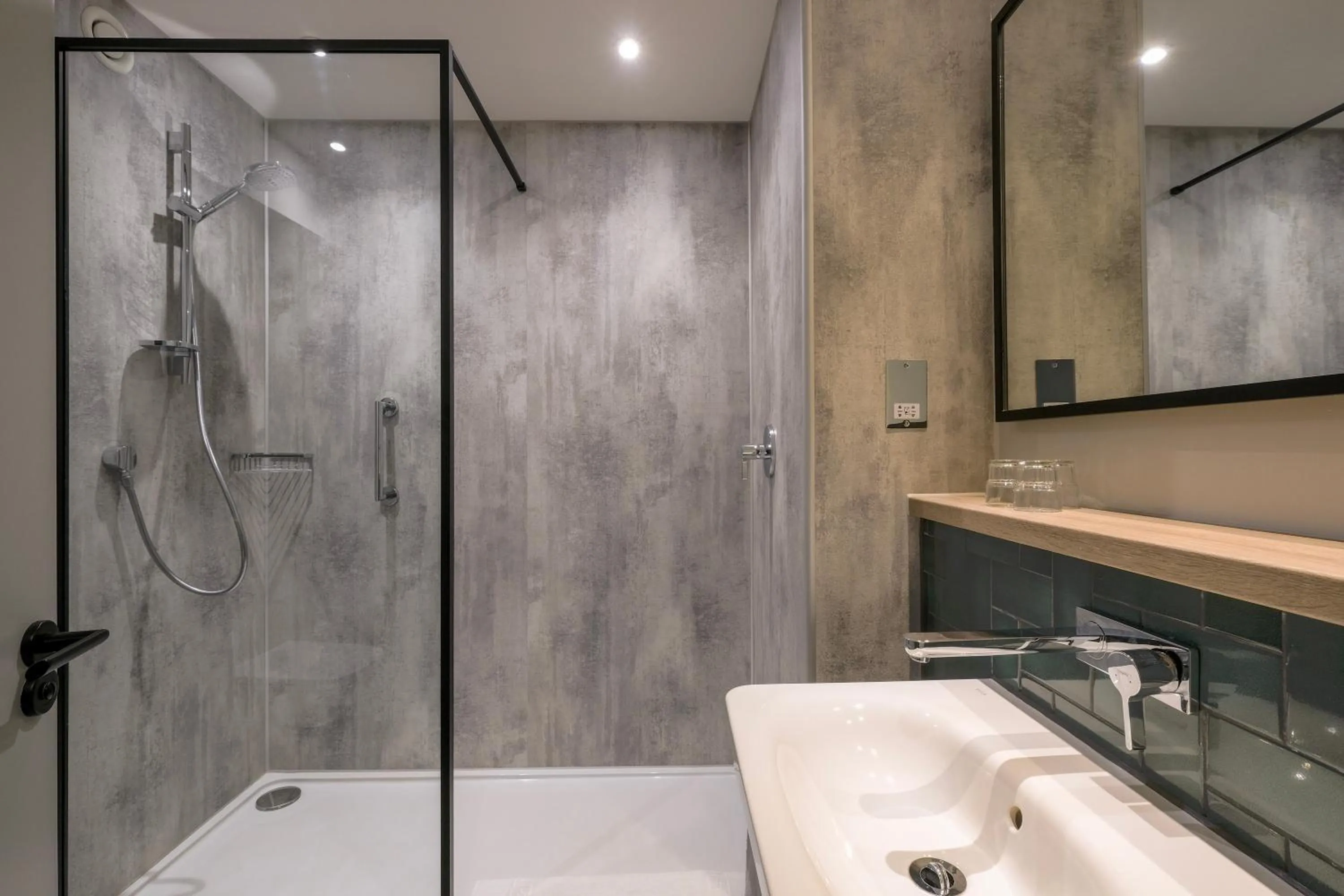 Shower in Royal National Hotel