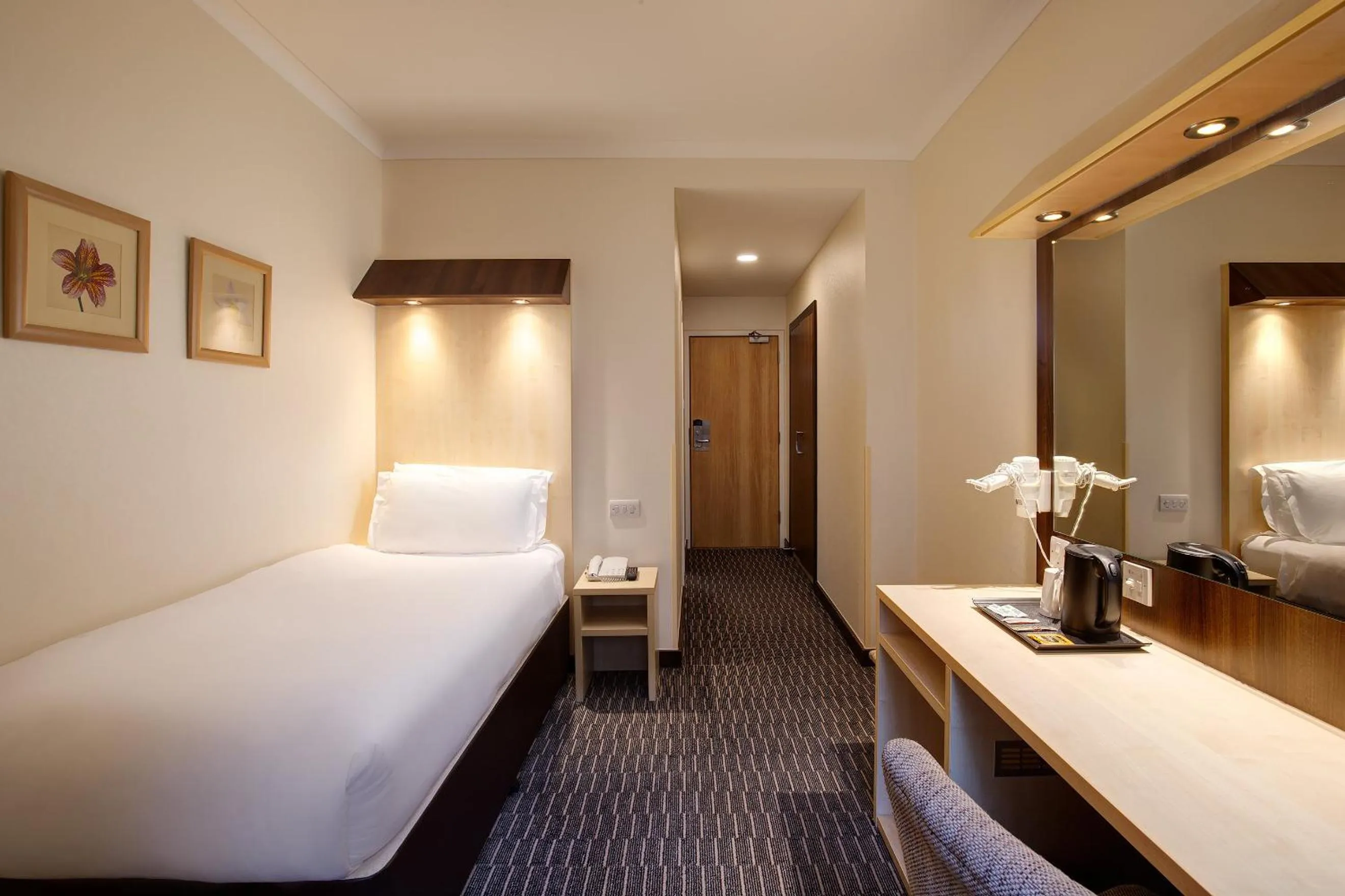 Photo of the whole room, Bed in Royal National Hotel