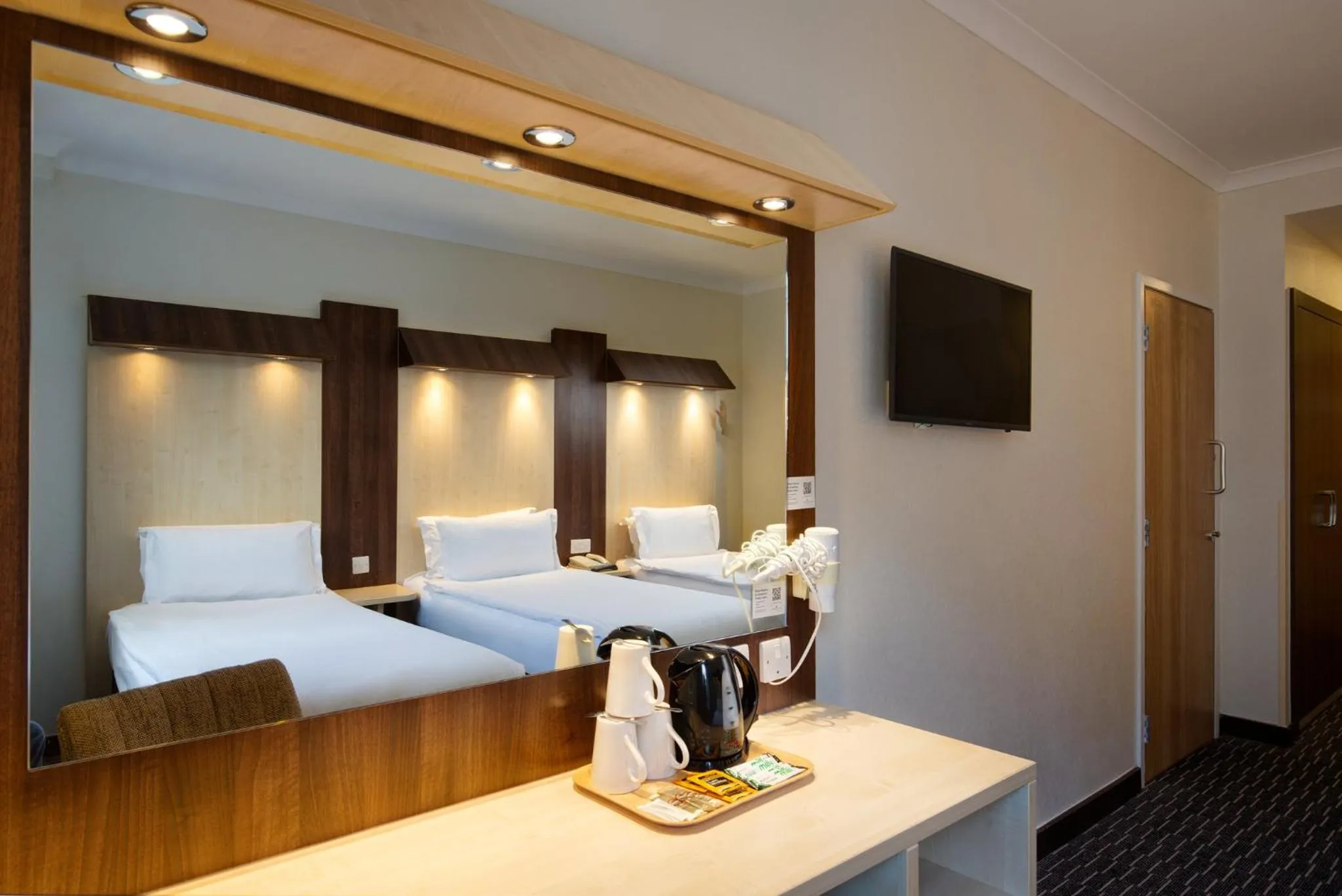 Photo of the whole room, Bed in Royal National Hotel