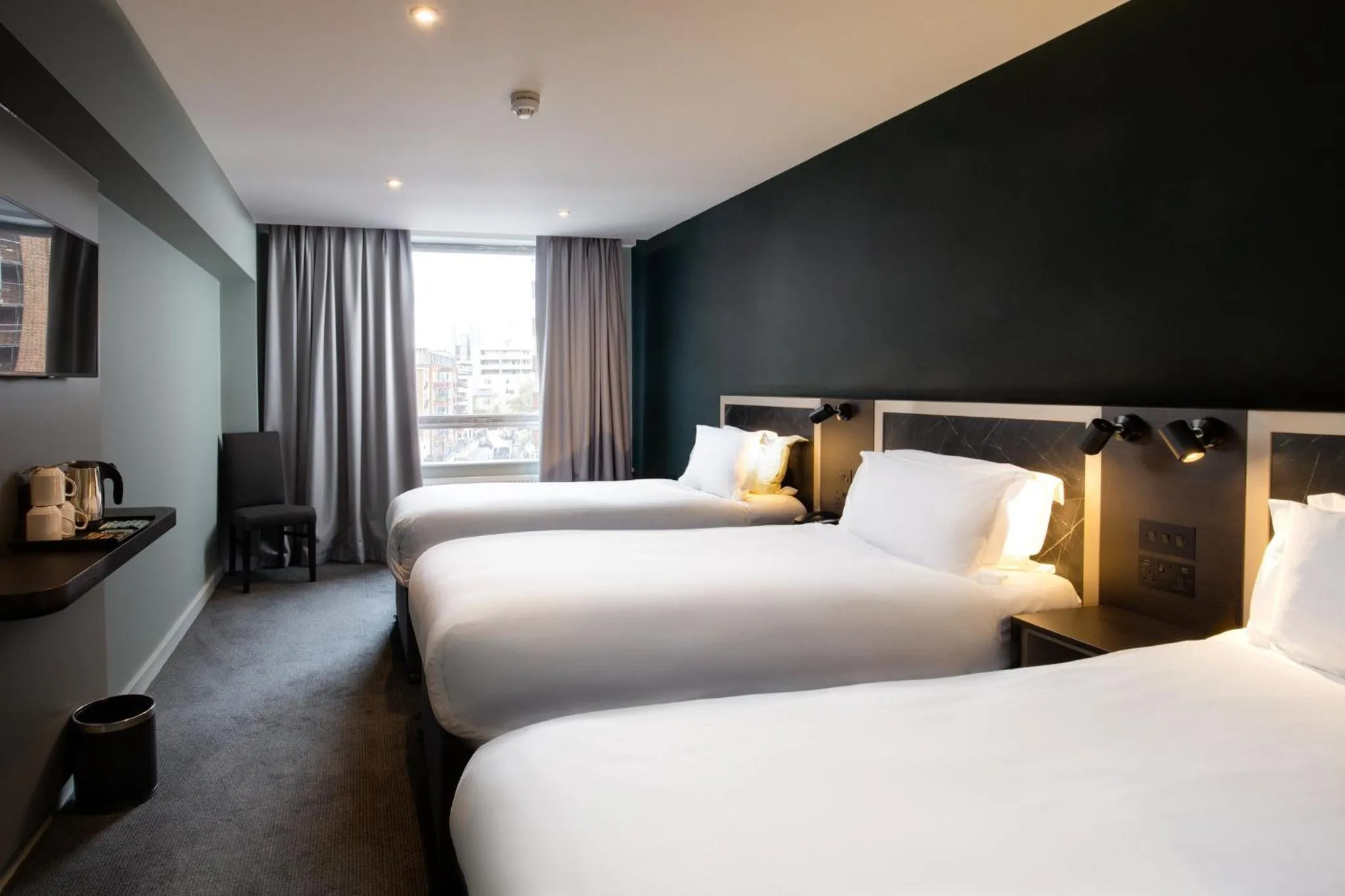 Photo of the whole room, Bed in Royal National Hotel