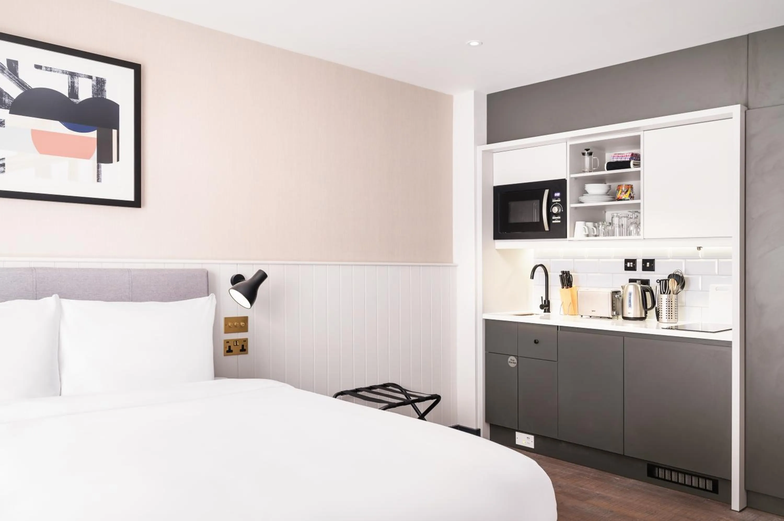 Kitchen or kitchenette, Bed in Staybridge Suites Brighton by IHG