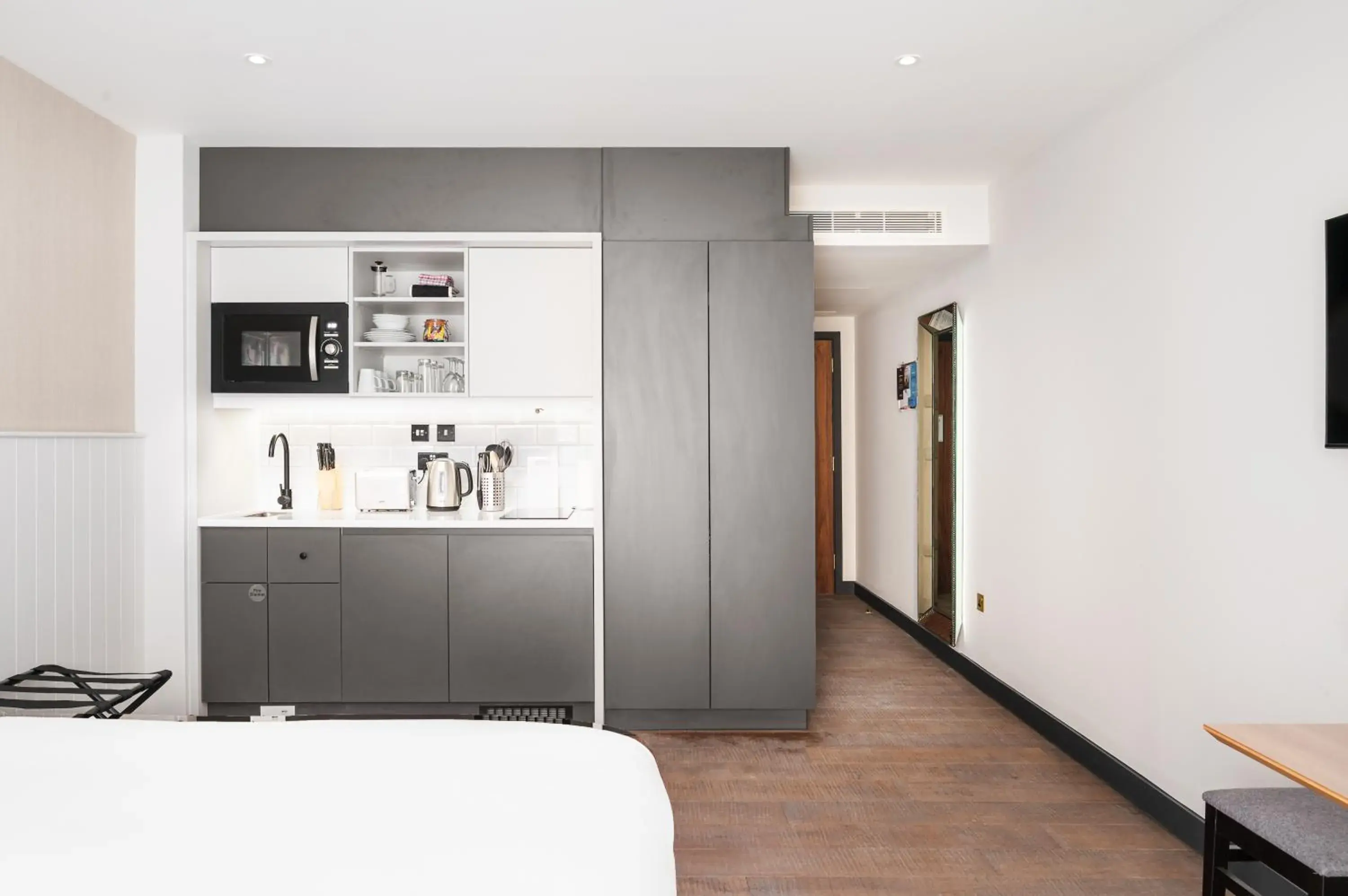 Kitchen or kitchenette, Bed in Staybridge Suites Brighton by IHG Kitchen or kitchenette, Bed in Staybridge Suites Brighton by IHG