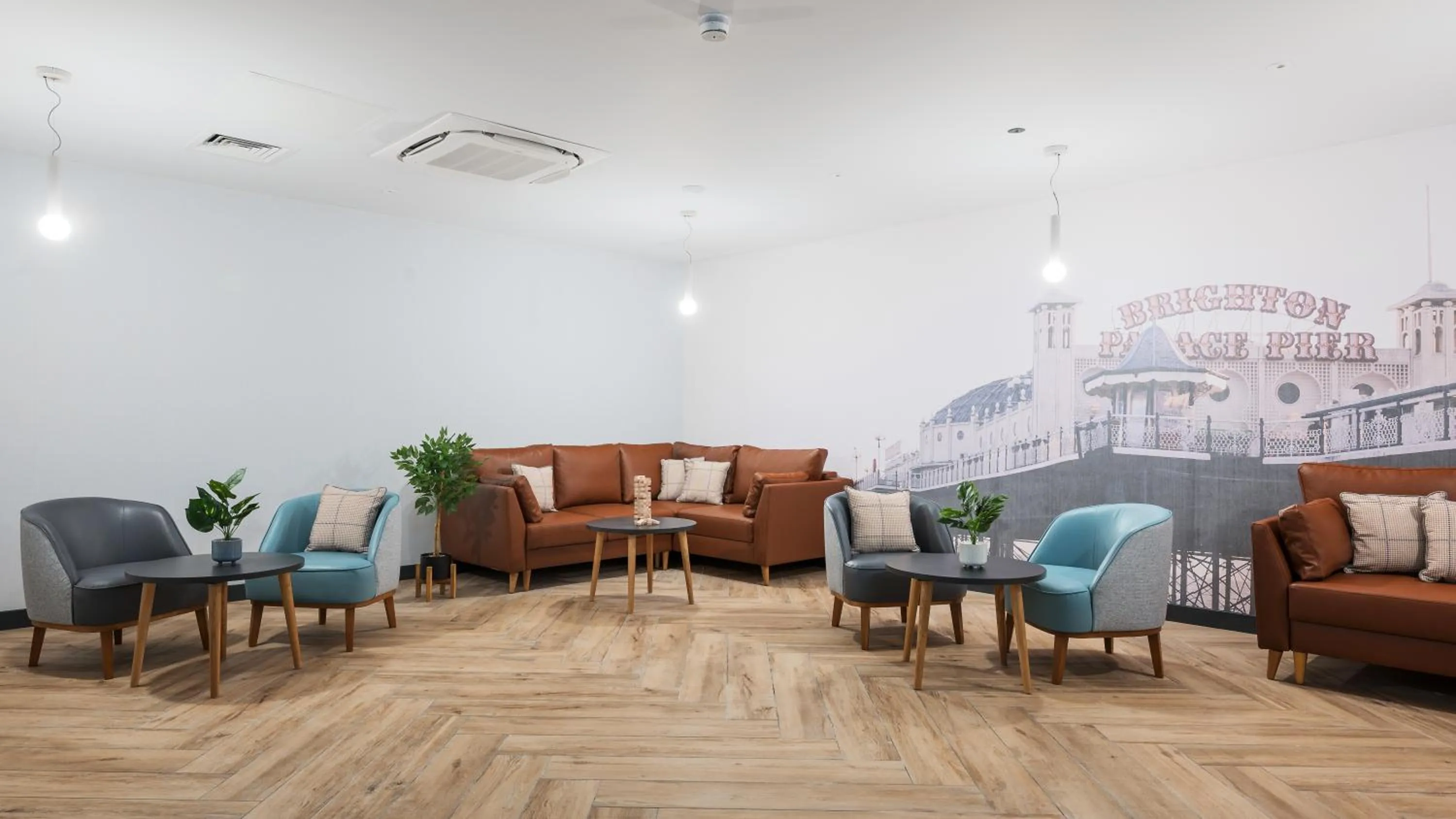 Communal lounge/ TV room in Staybridge Suites Brighton by IHG