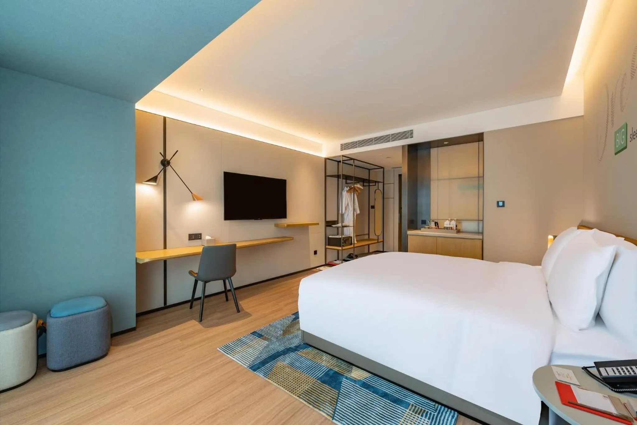 Photo of the whole room, Bed in EVEN Suzhou Grand Canal by IHG