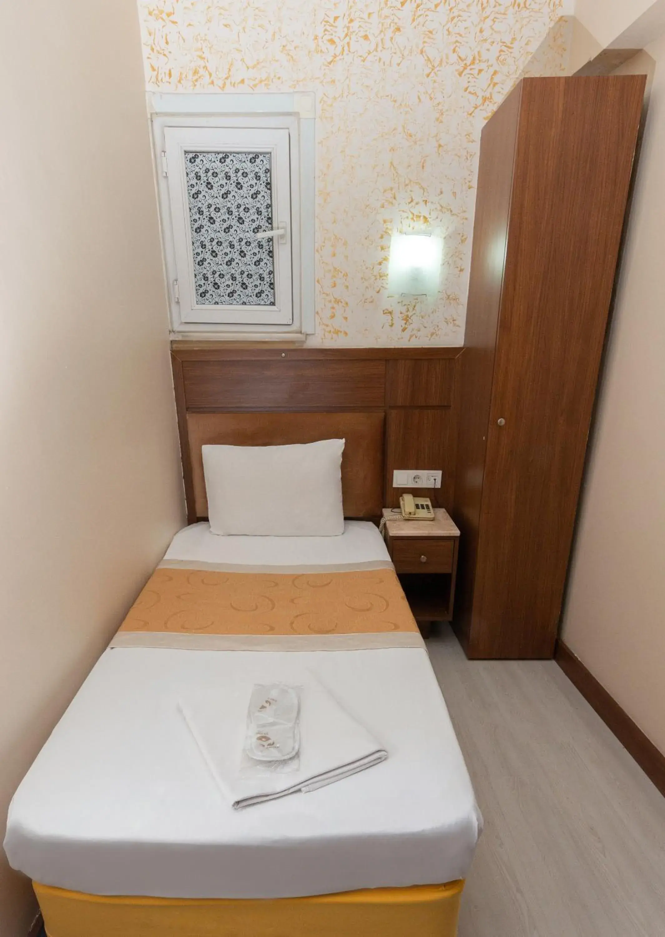 Small Single Room in The Center Hotel Small Single Room in The Center Hotel