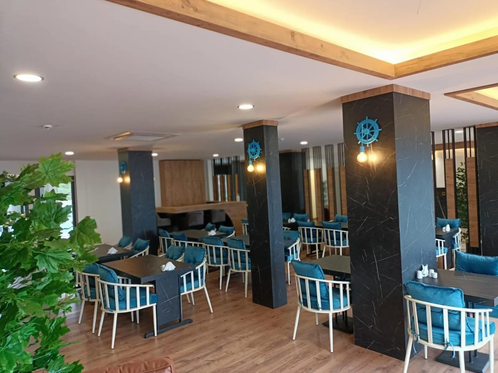 Restaurant/places to eat in The Marine Hotel