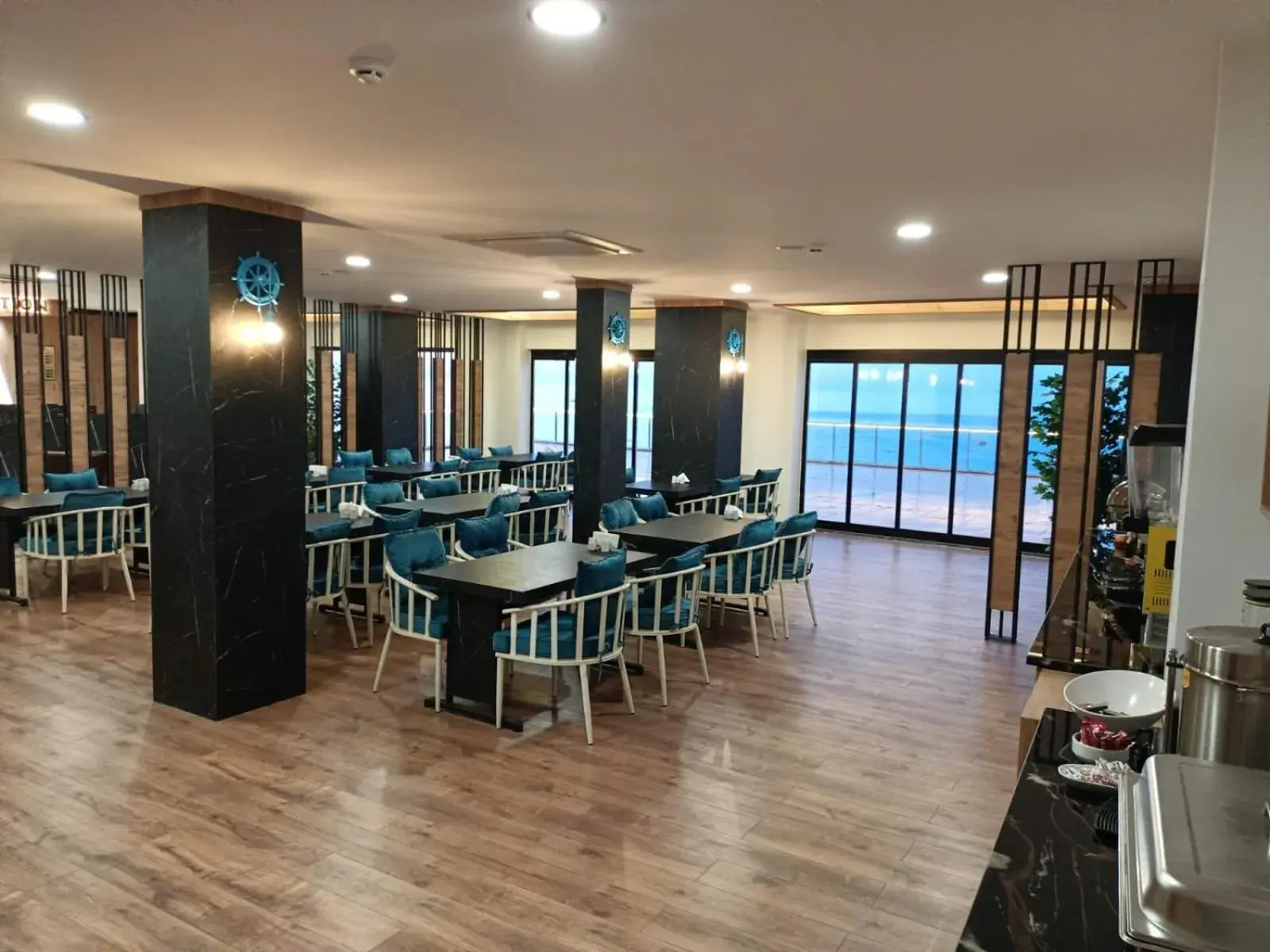 Restaurant/places to eat in The Marine Hotel Restaurant/places to eat in The Marine Hotel