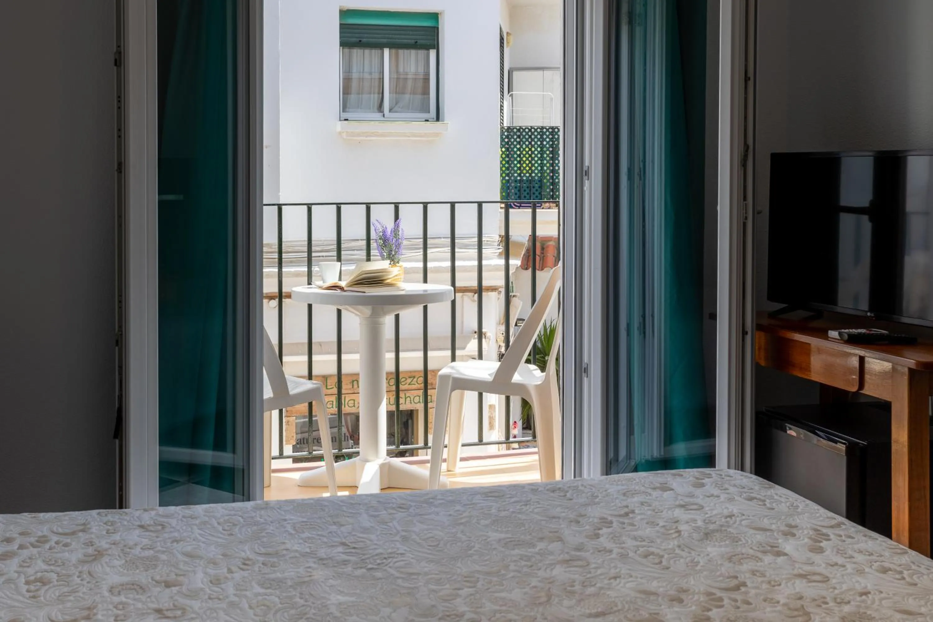 Balcony/Terrace, Bed in Hotel Oasis
