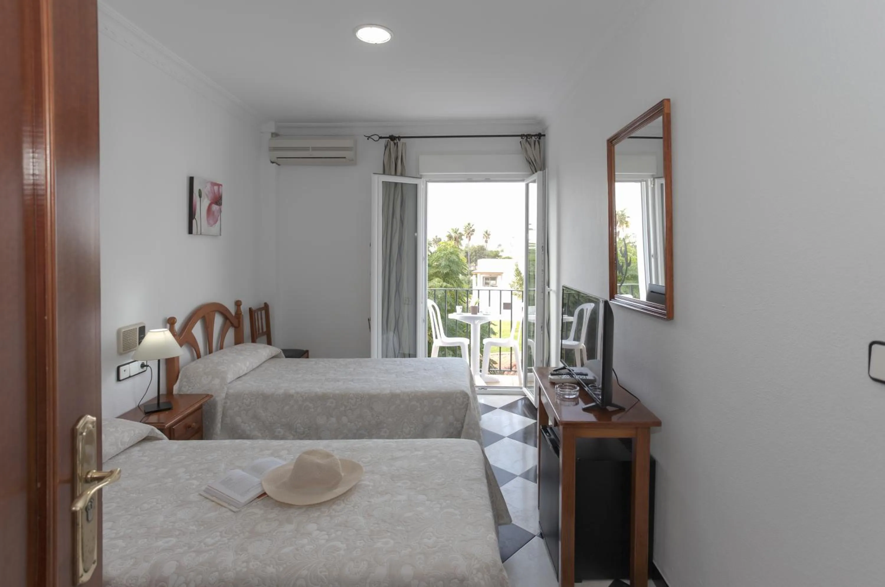 Balcony/Terrace, Bed in Hotel Oasis