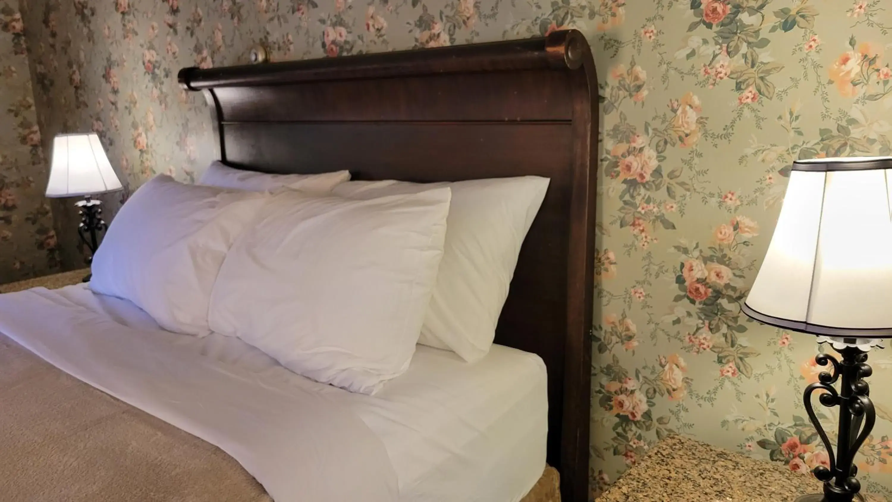 Queen Room in The Elizabeth Inn and Restaurant Queen Room in The Elizabeth Inn and Restaurant