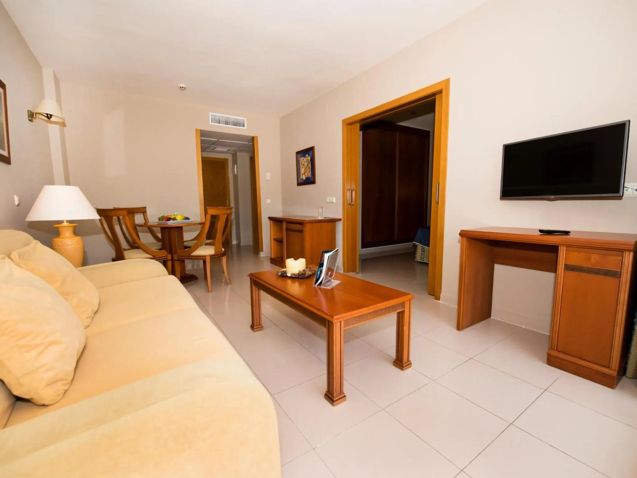 Communal lounge/ TV room in Bahía Tropical