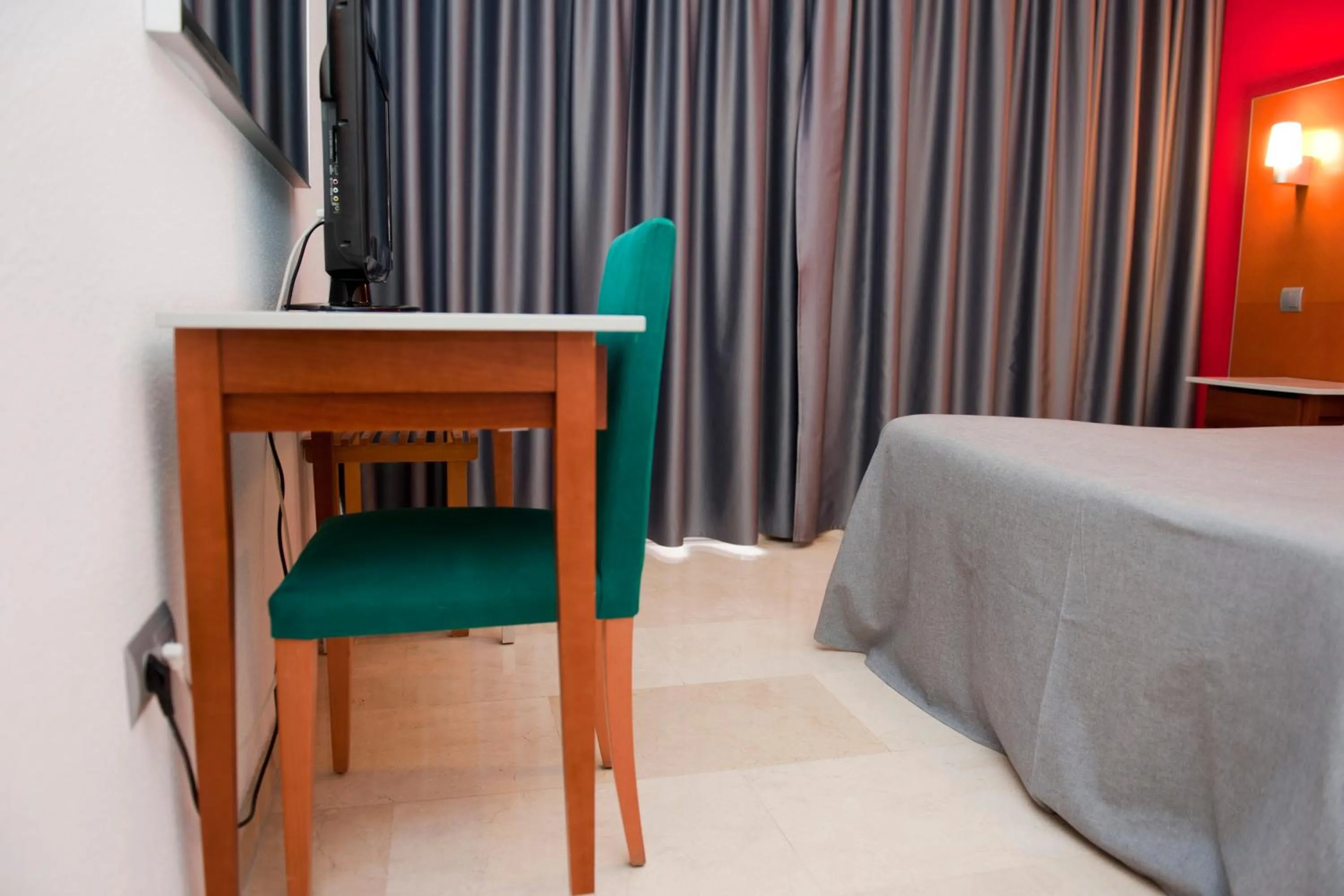 TV and multimedia, Bed in Hotel El Palmeral