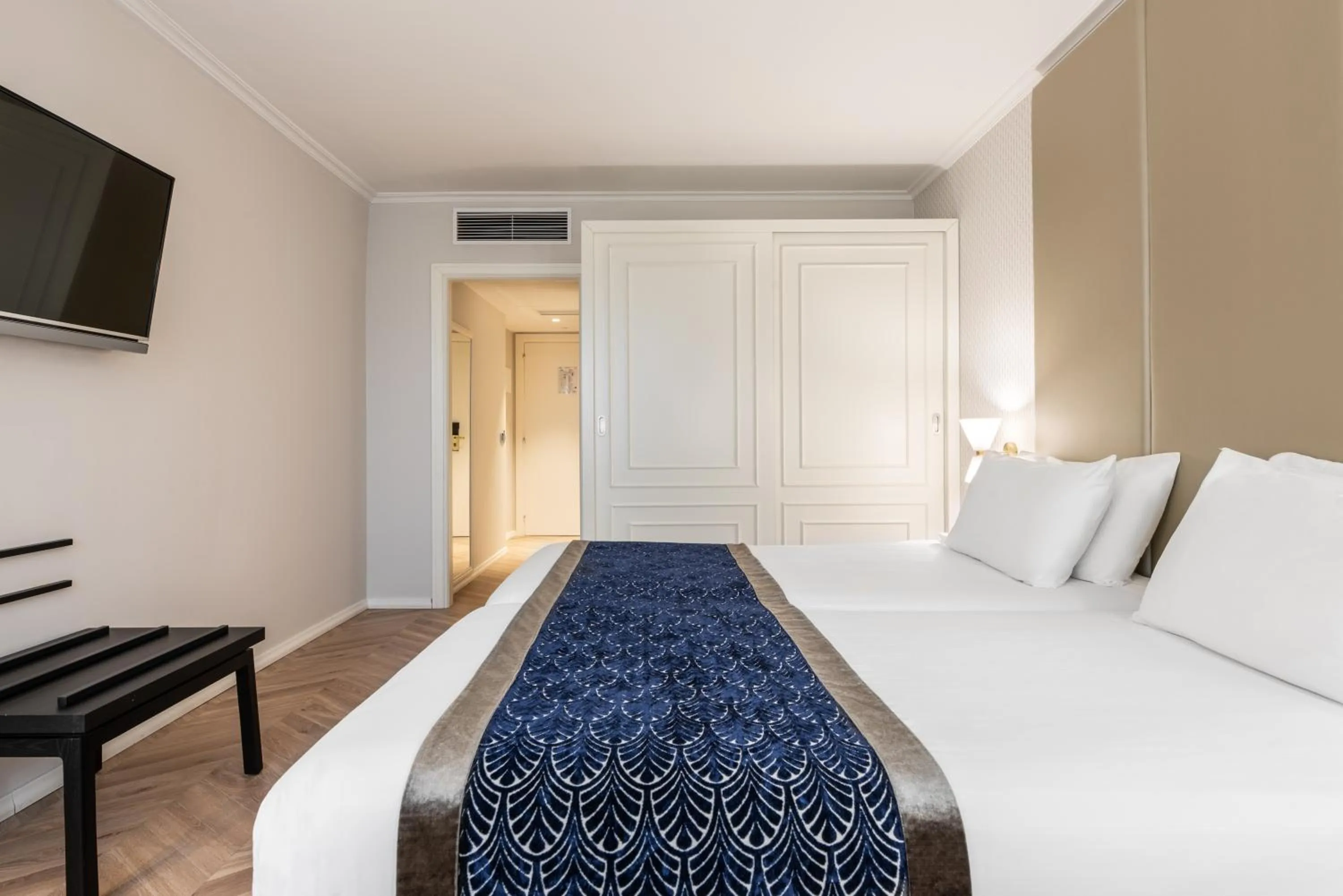 Photo of the whole room, Bed in Eurostars Gran Hotel Lugo