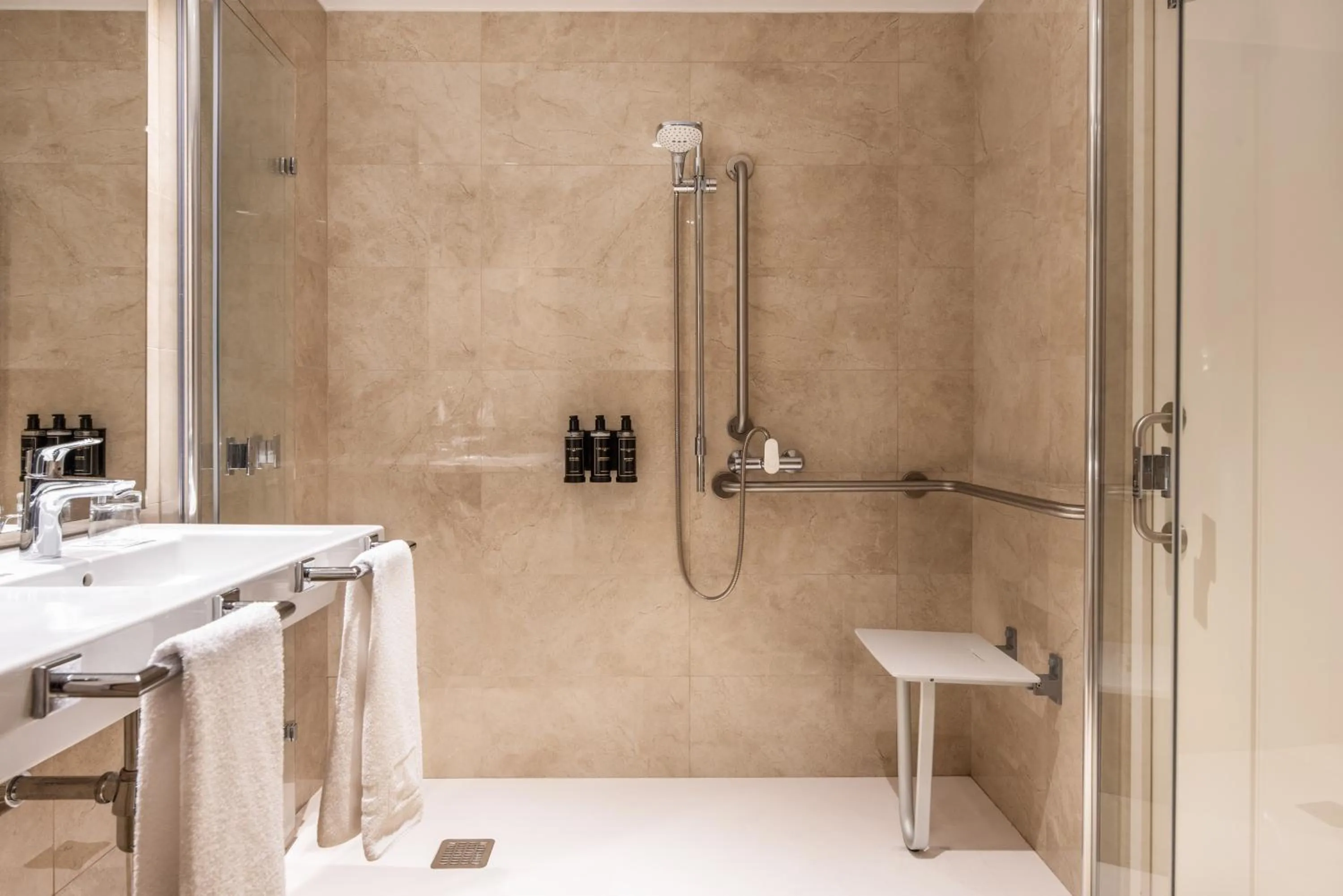 Shower in Eurostars Gran Hotel Lugo