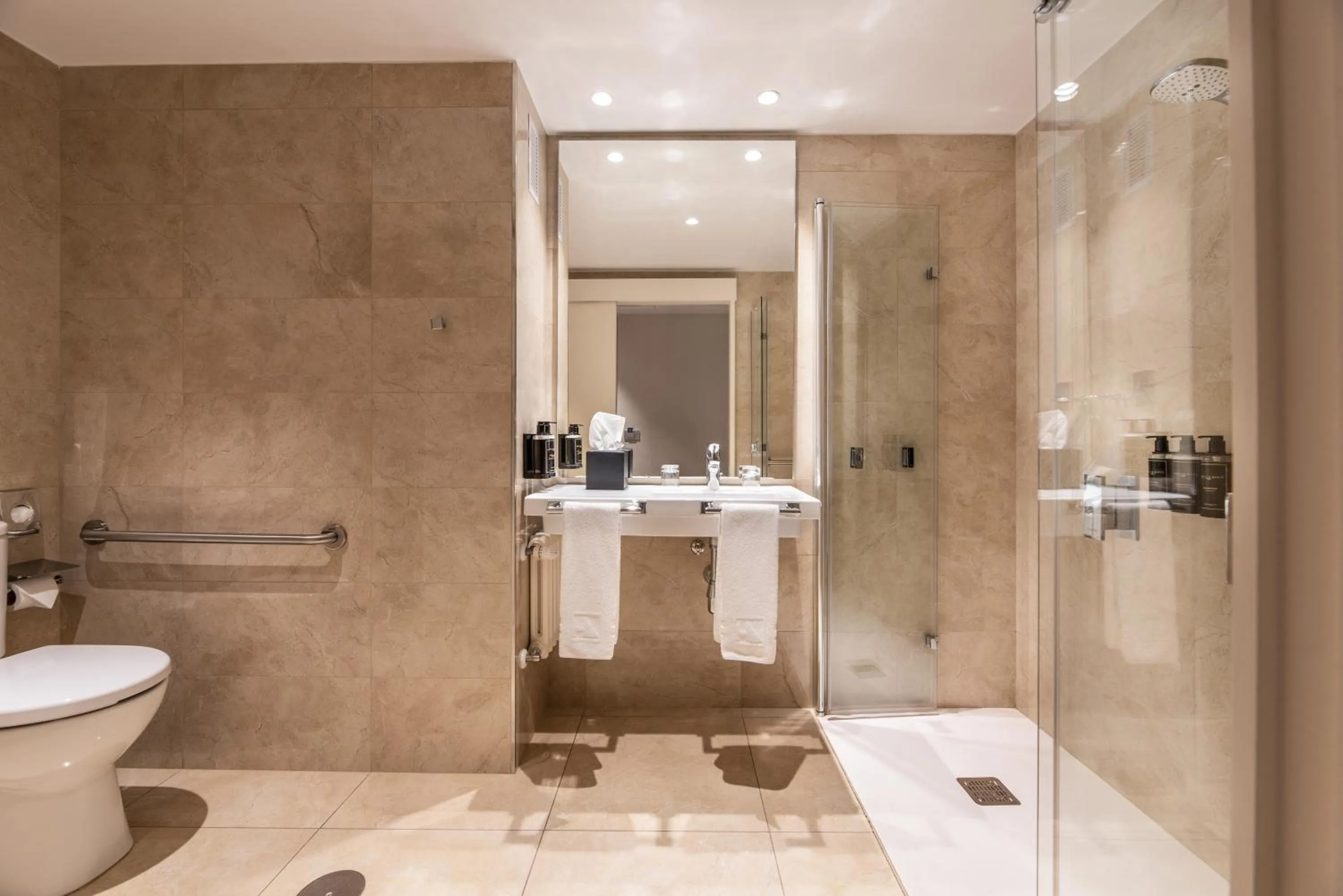 Shower in Eurostars Gran Hotel Lugo