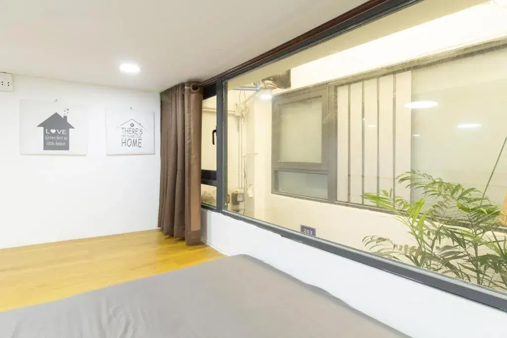 Standard Queen Room in Language Exchange Hotel 3 Standard Queen Room in Language Exchange Hotel 3