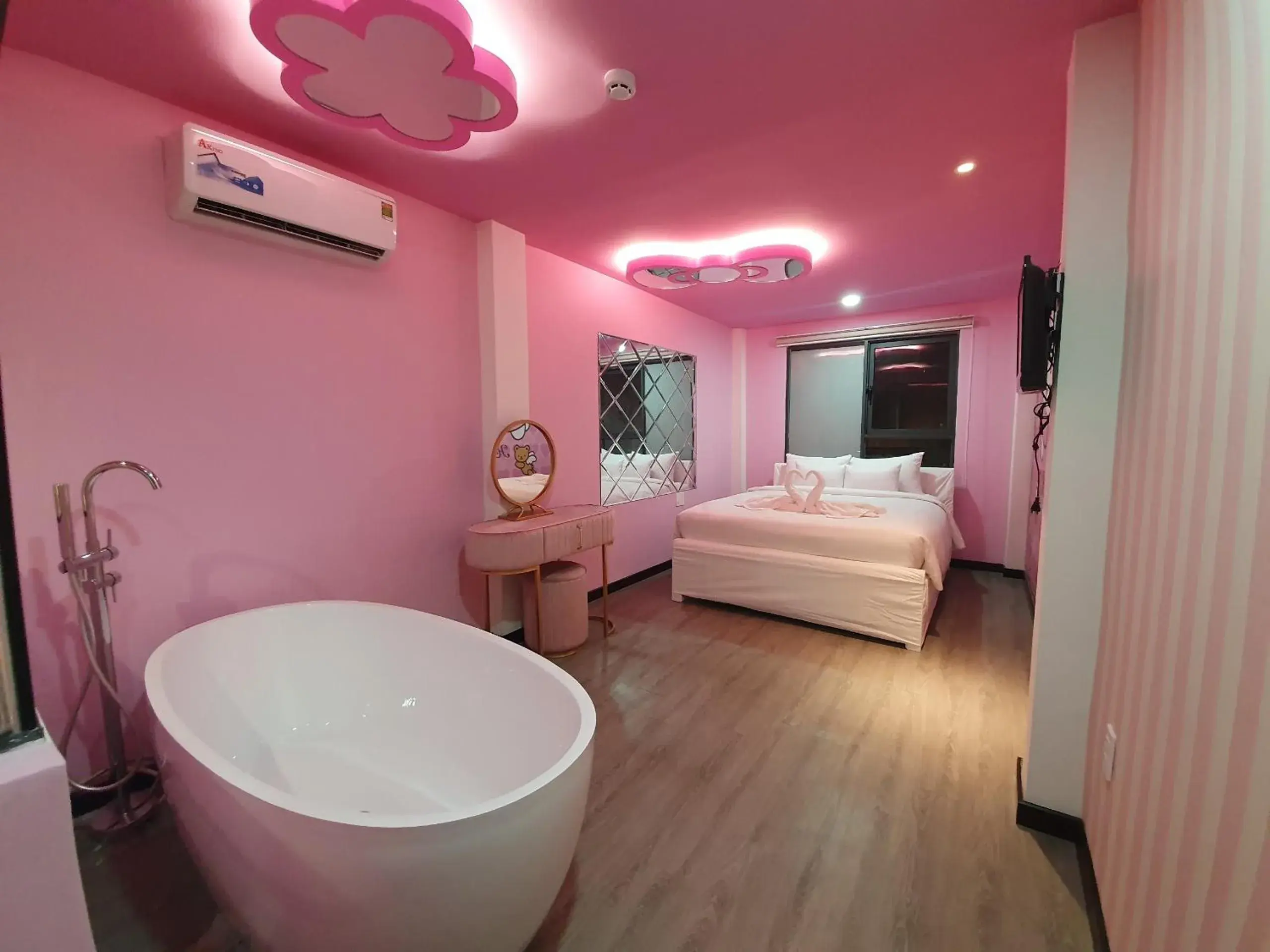 Hot Tub, Bed in Language Exchange Hotel 3 Hot Tub, Bed in Language Exchange Hotel 3