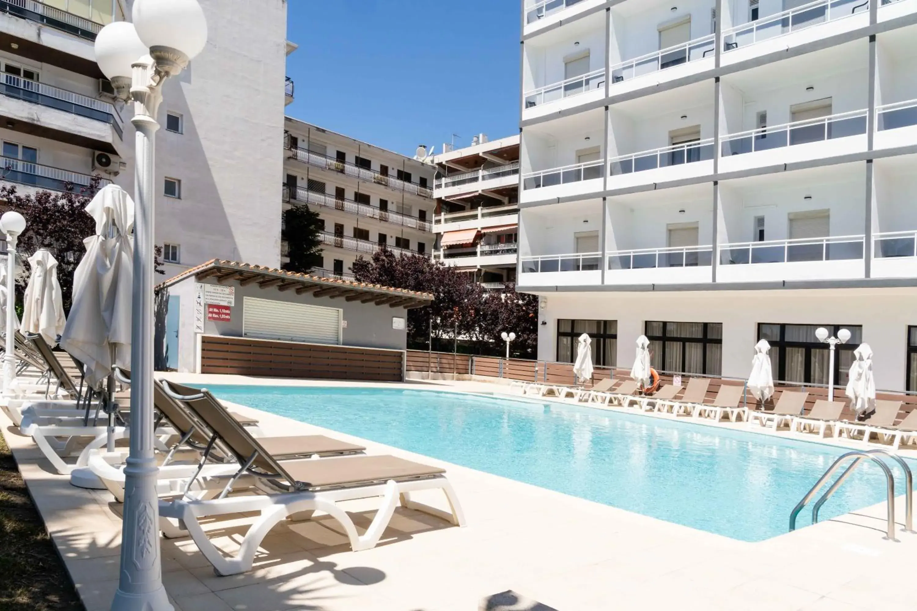 Swimming pool in Hotel Planas Swimming pool in Hotel Planas