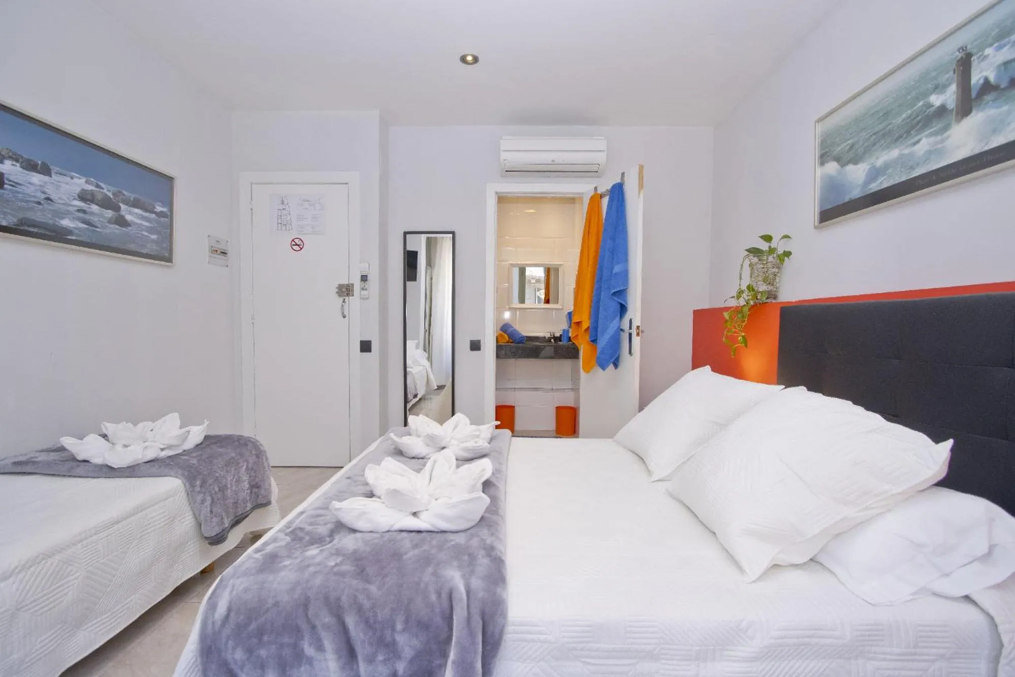 Bed in Barcelona City Centre Hostal