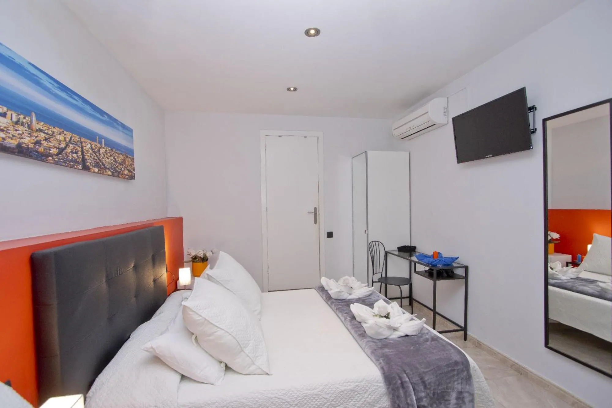 Bed in Barcelona City Centre Hostal