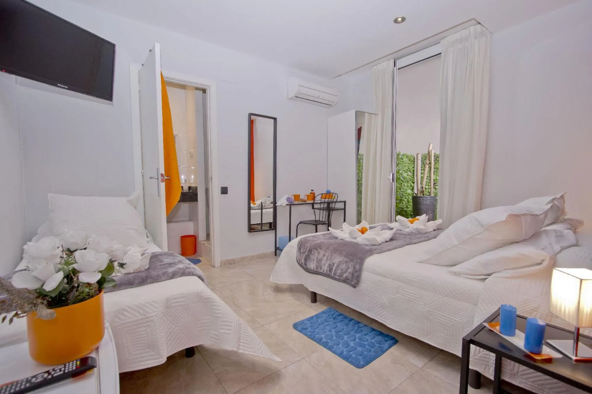 Bed in Barcelona City Centre Hostal