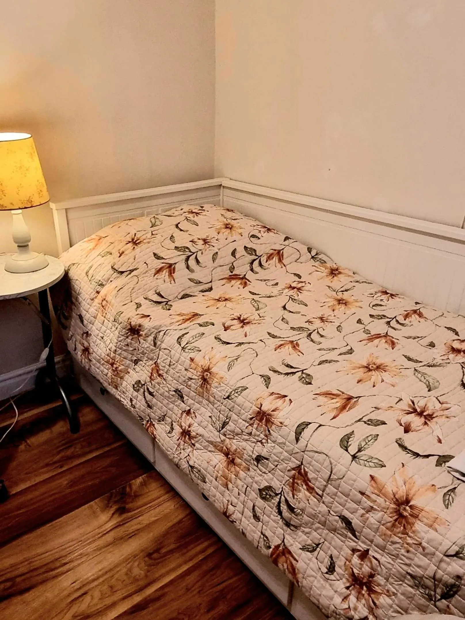 Bed in Beach apartment Suzy&Demi